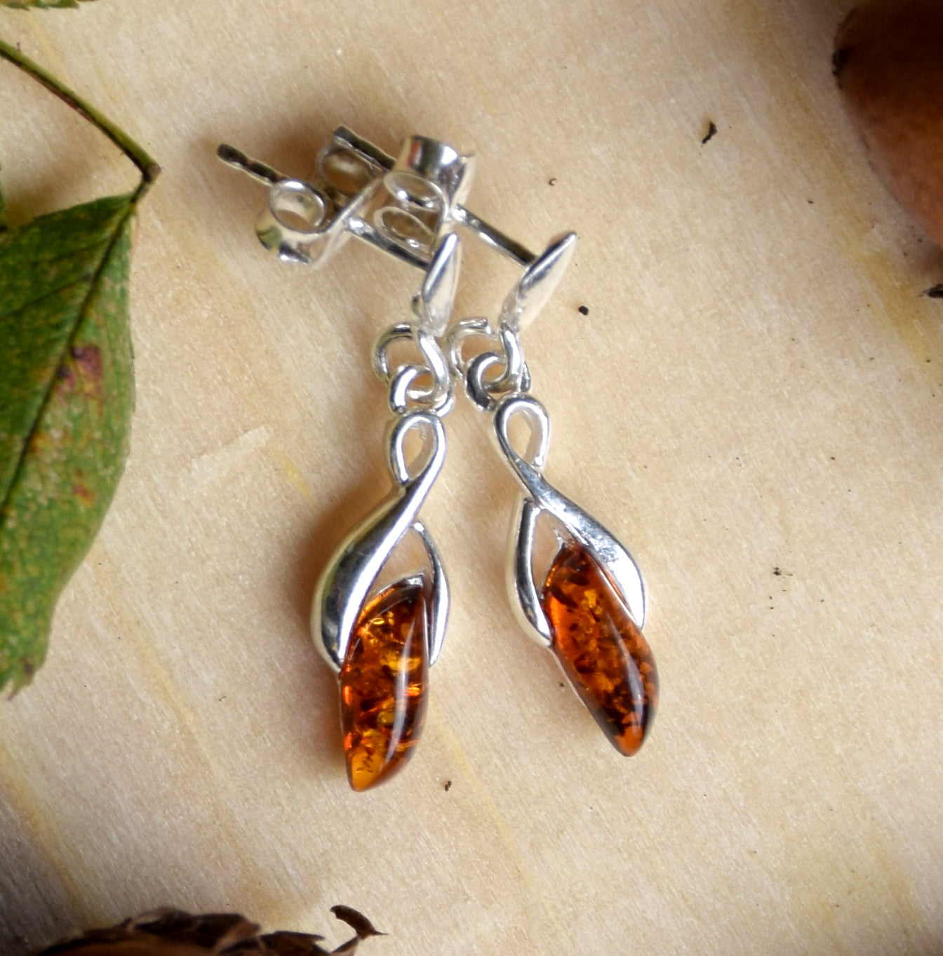 Delicati orecchini pendenti con Ambra naturale color cognac e Argento 925, MJ Baltica, BK202