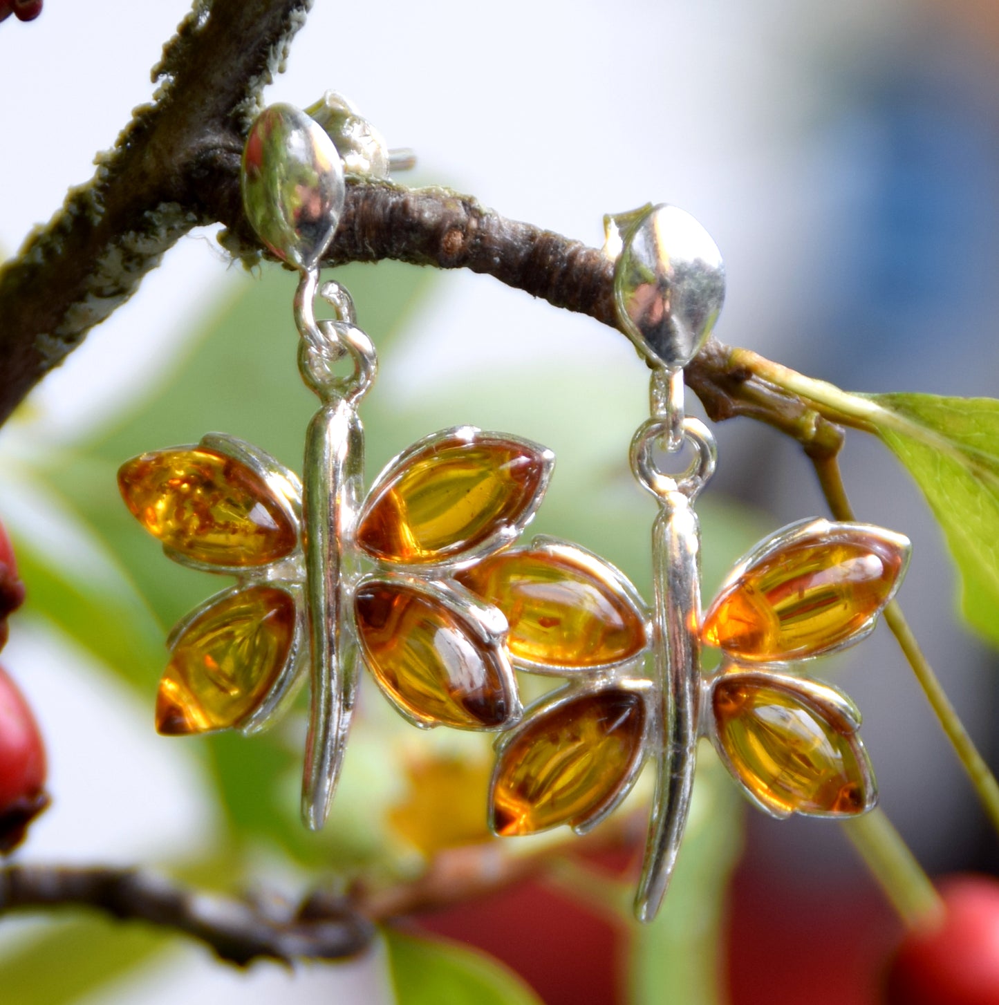 Luminosi orecchini pendenti a forma di farfalla con Ambra naturale color cognac e Argento 925, MJ Baltica, BK203