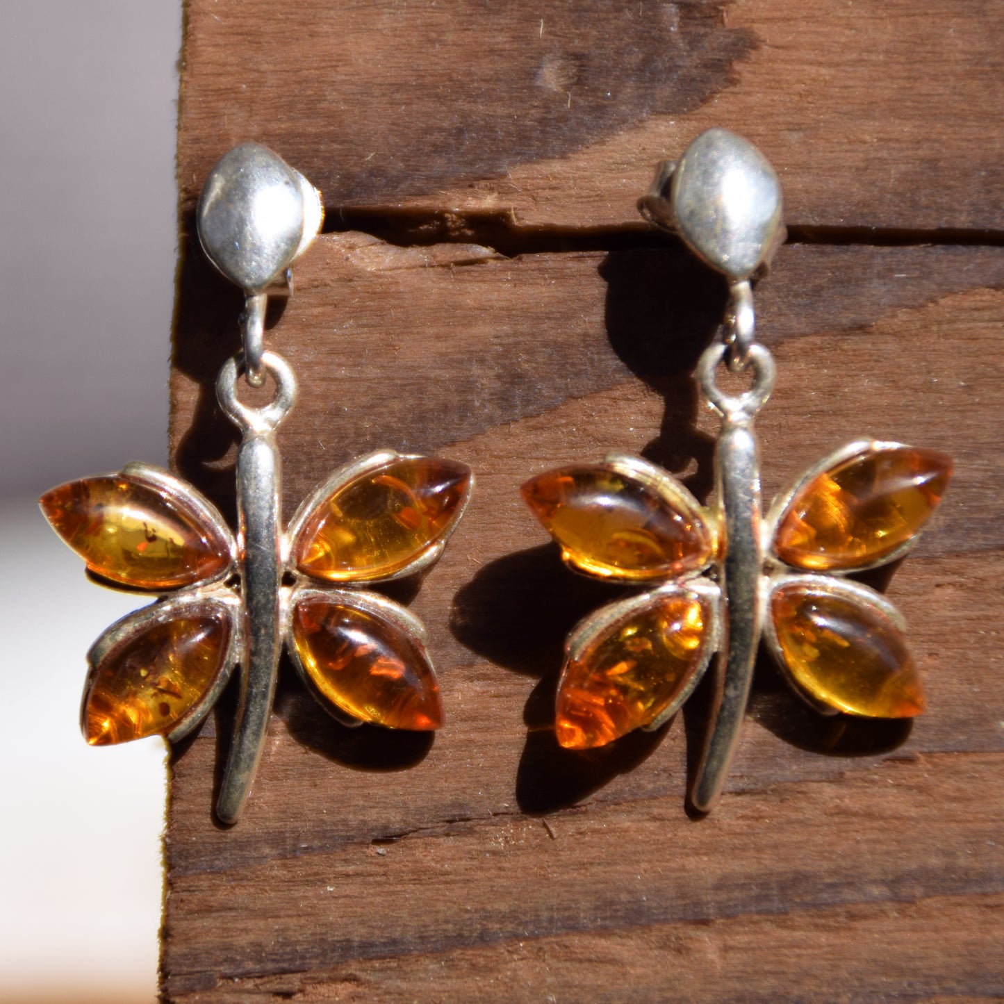 Luminosi orecchini pendenti a forma di farfalla con Ambra naturale color cognac e Argento 925, MJ Baltica, BK203