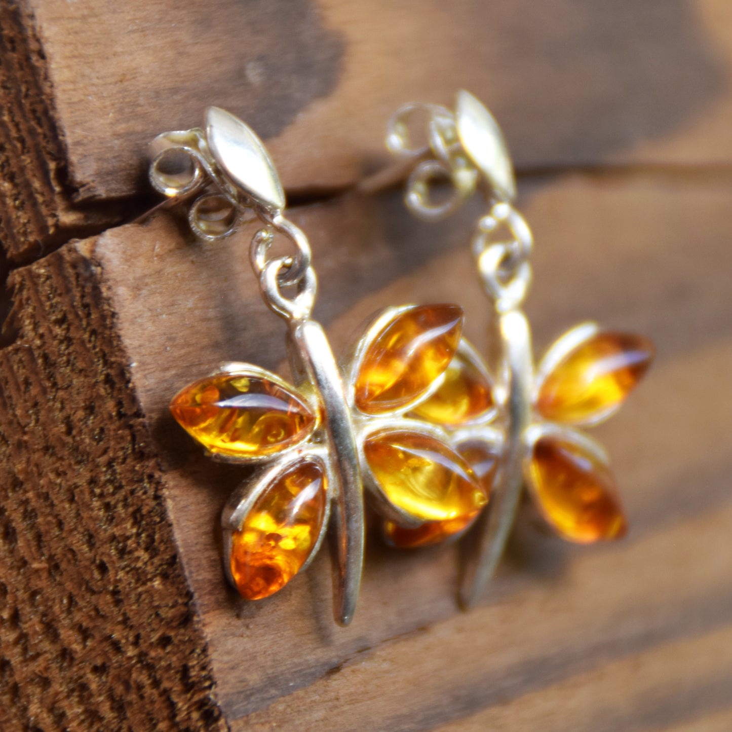 Luminosi orecchini pendenti a forma di farfalla con Ambra naturale color cognac e Argento 925, MJ Baltica, BK203