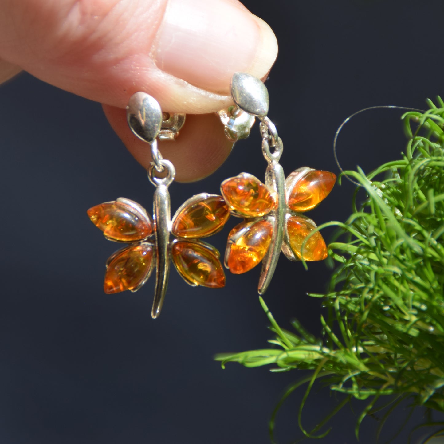 Luminosi orecchini pendenti a forma di farfalla con Ambra naturale color cognac e Argento 925, MJ Baltica, BK203
