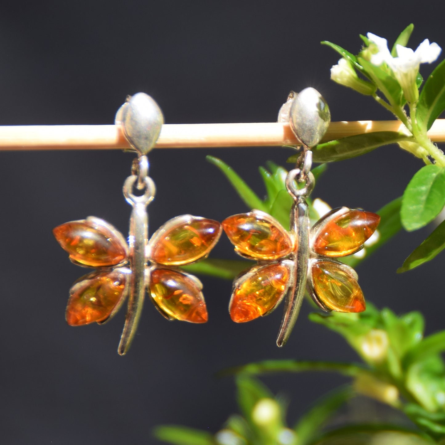 Luminosi orecchini pendenti a forma di farfalla con Ambra naturale color cognac e Argento 925, MJ Baltica, BK203