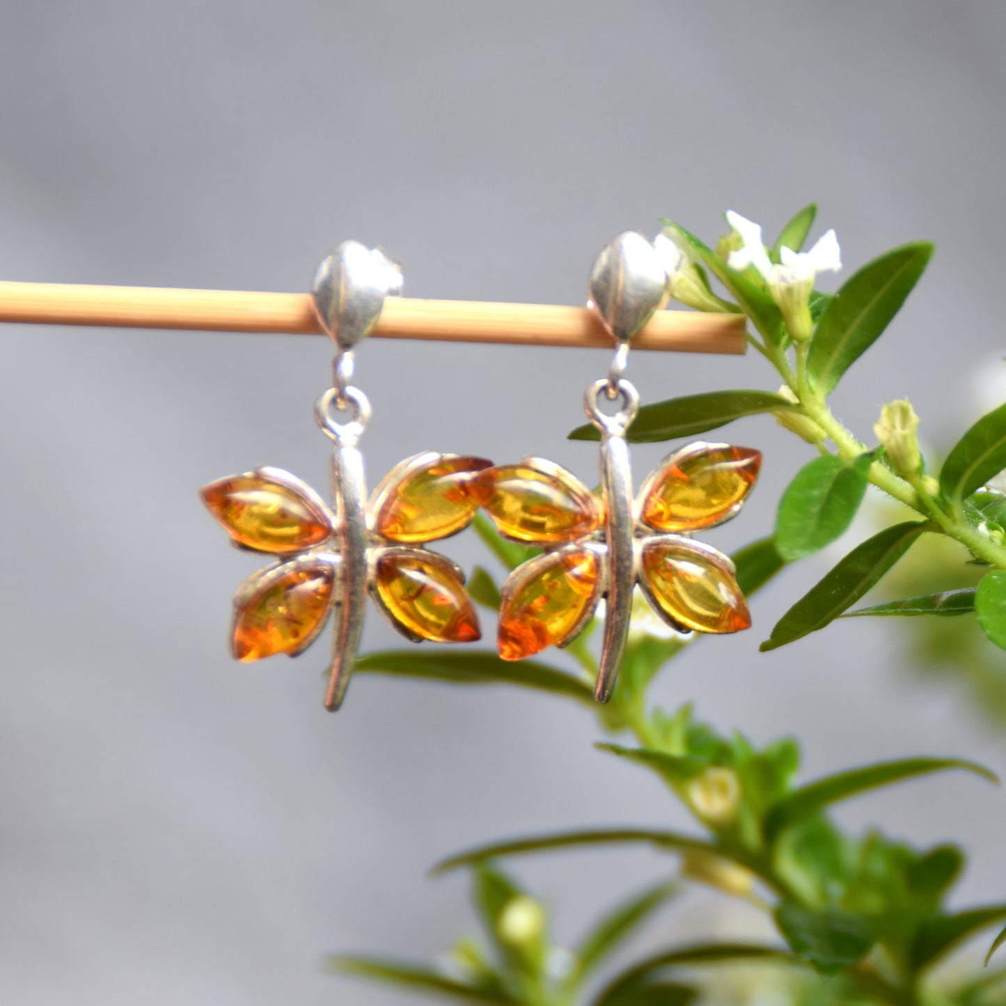Luminosi orecchini pendenti a forma di farfalla con Ambra naturale color cognac e Argento 925, MJ Baltica, BK203