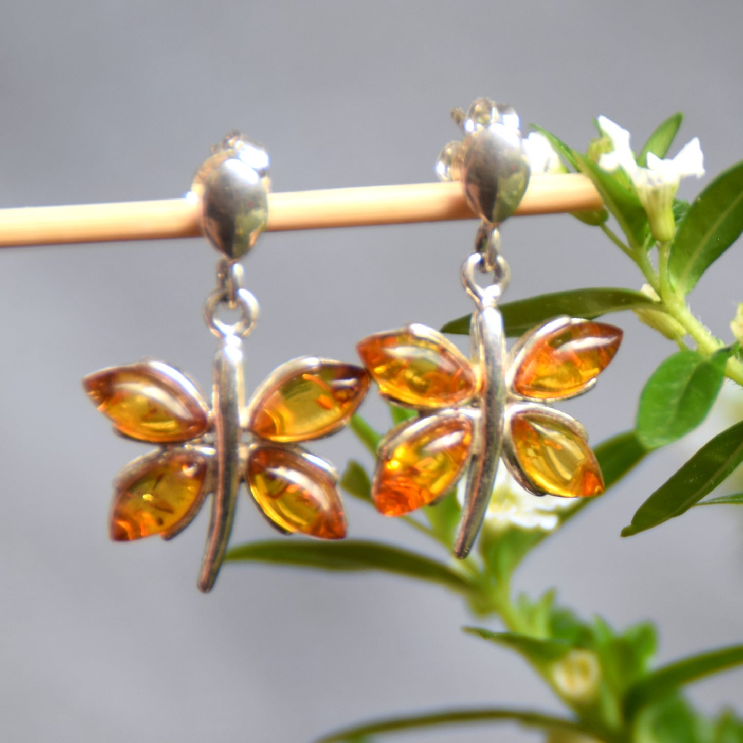 Luminosi orecchini pendenti a forma di farfalla con Ambra naturale color cognac e Argento 925, MJ Baltica, BK203