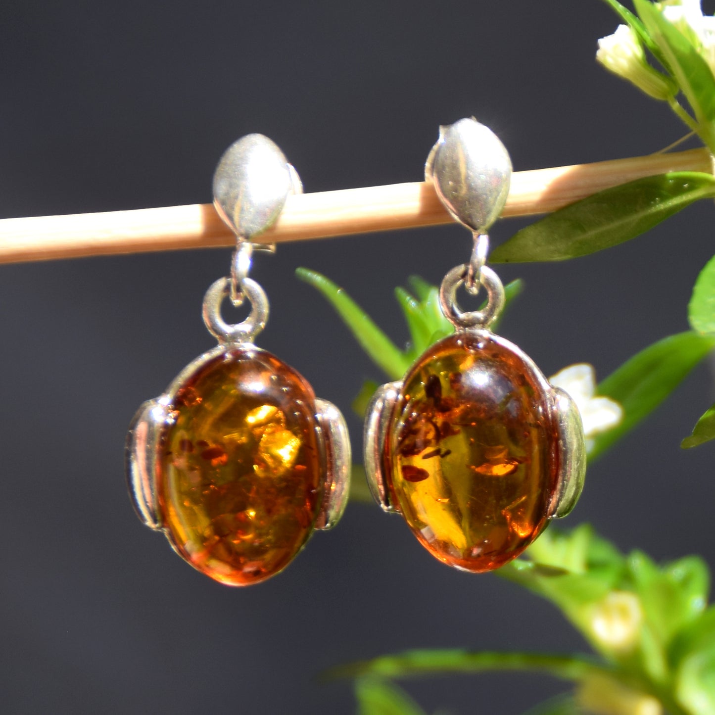 Classici orecchini pendenti con Ambra naturale color cognac e Argento 925, MJ Baltica, BK204