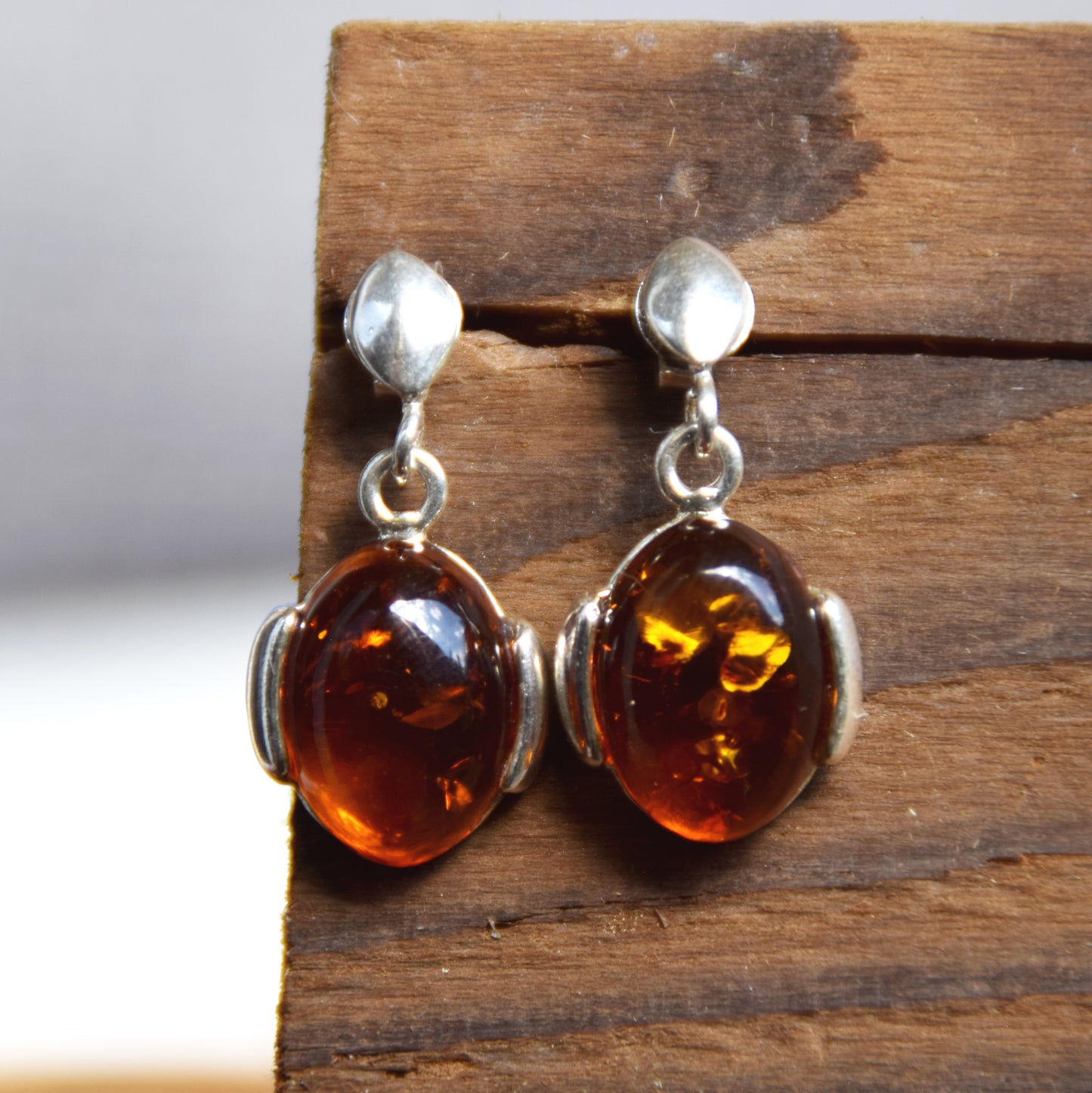 Classici orecchini pendenti con Ambra naturale color cognac e Argento 925, MJ Baltica, BK204