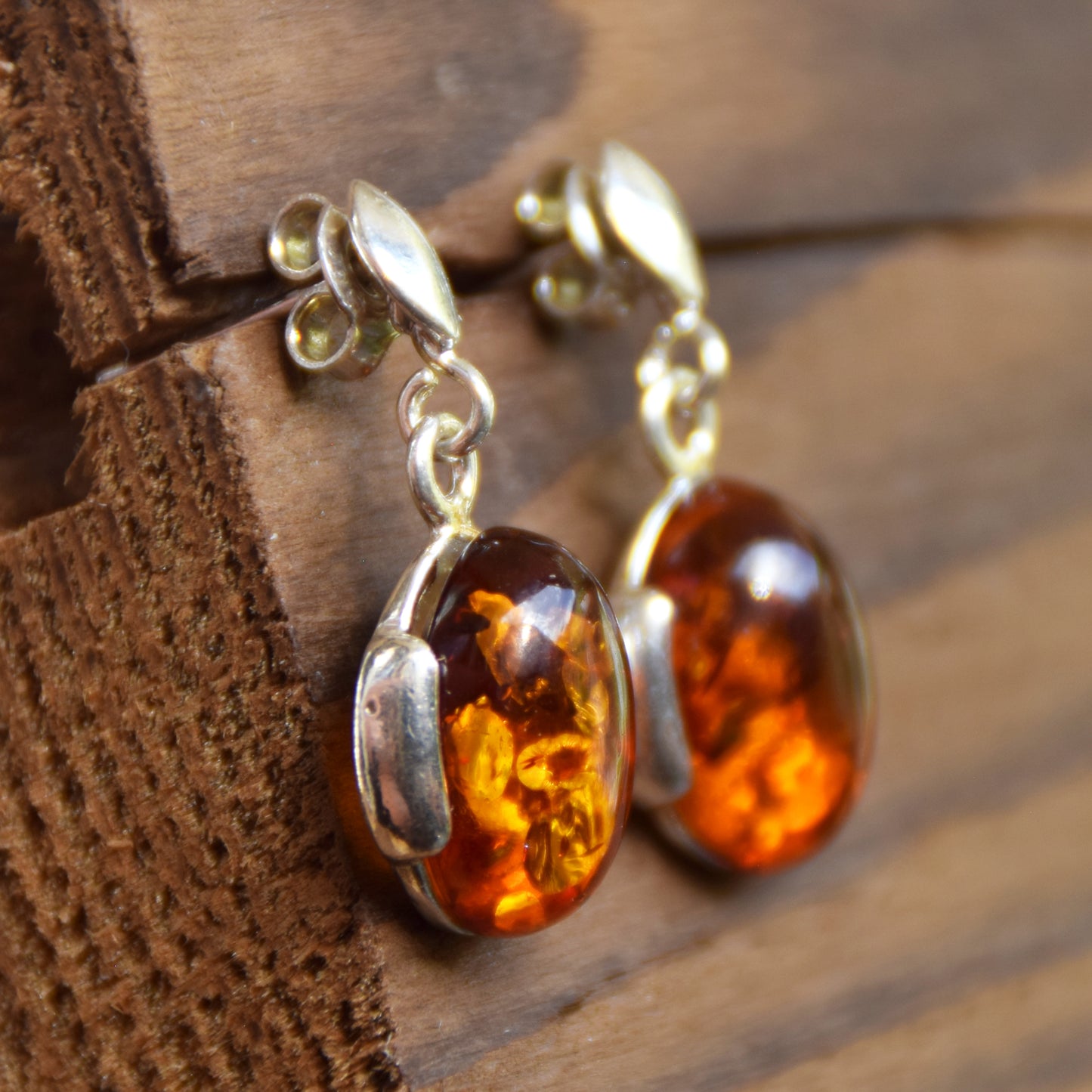 Classici orecchini pendenti con Ambra naturale color cognac e Argento 925, MJ Baltica, BK204