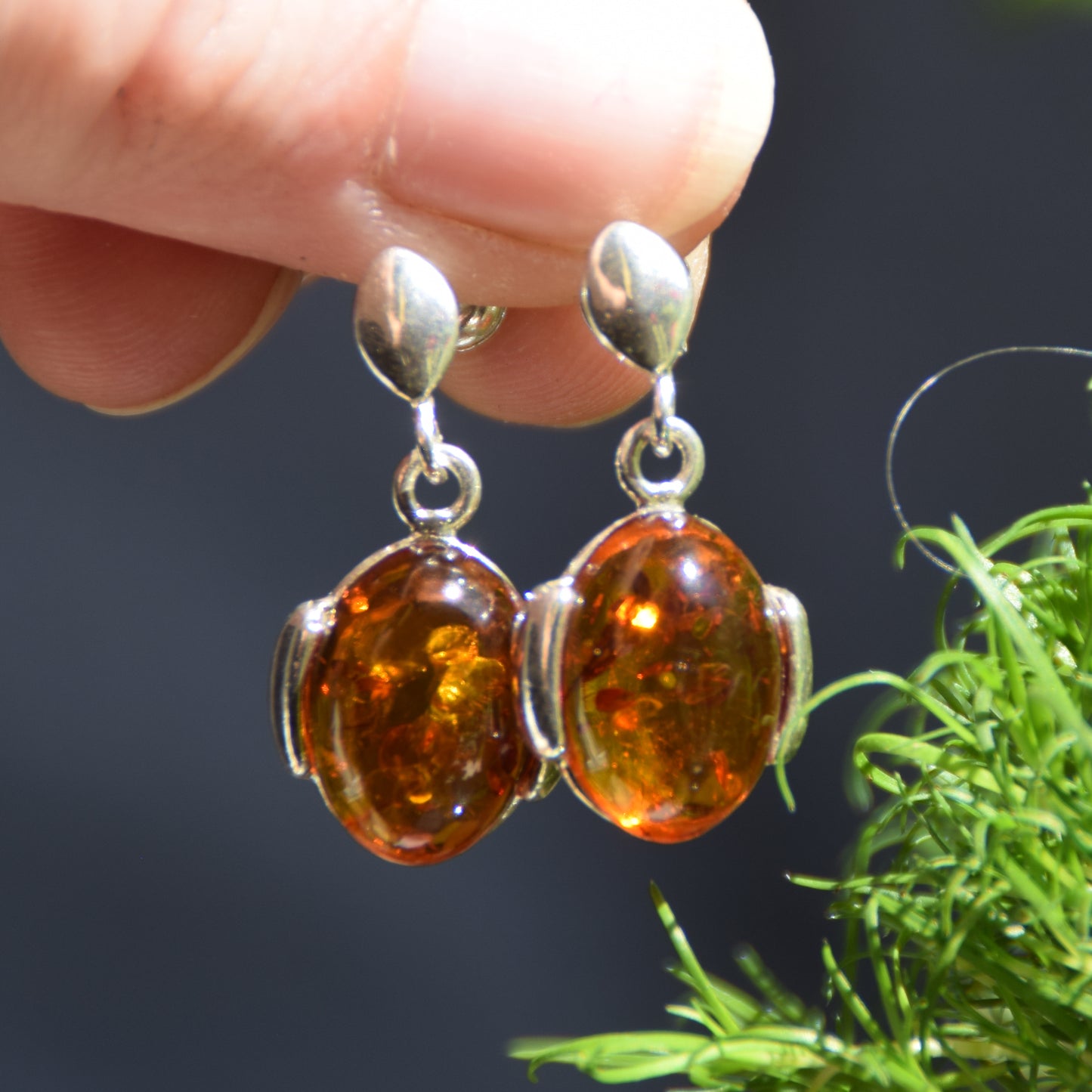 Classici orecchini pendenti con Ambra naturale color cognac e Argento 925, MJ Baltica, BK204