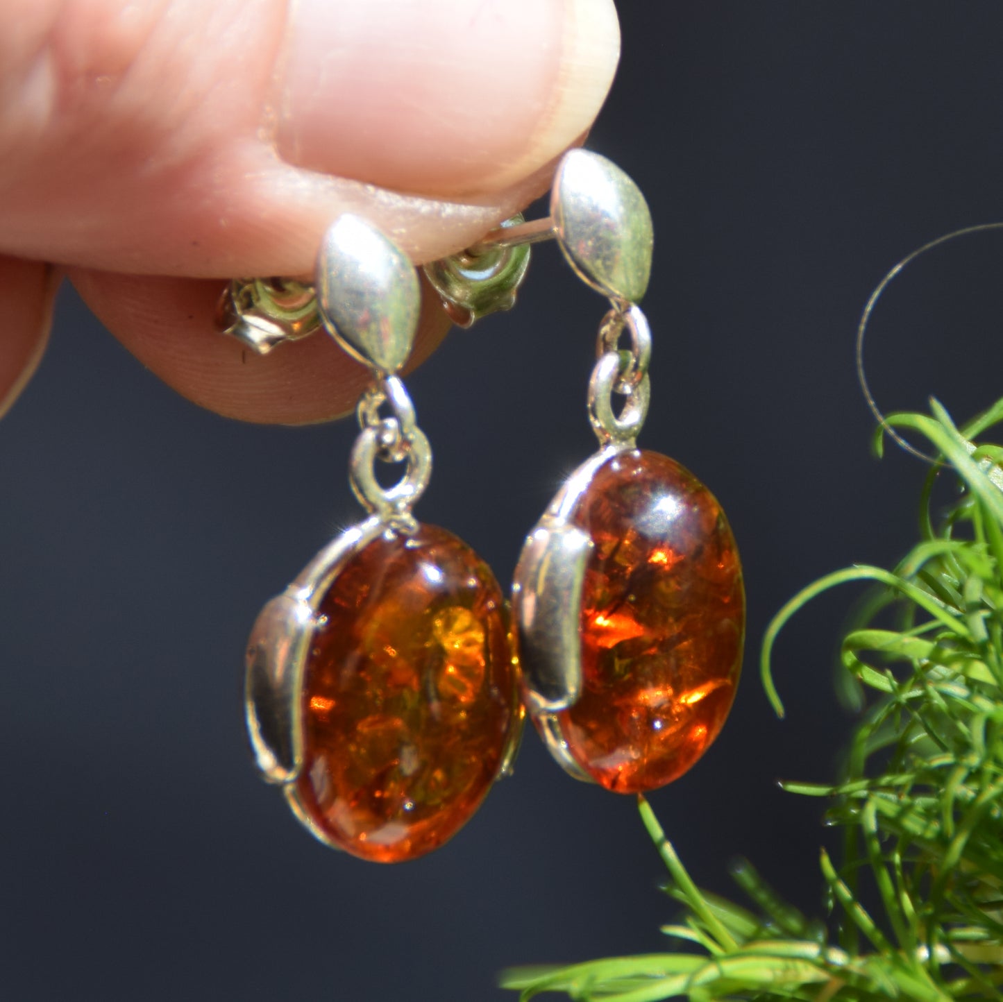 Classici orecchini pendenti con Ambra naturale color cognac e Argento 925, MJ Baltica, BK204