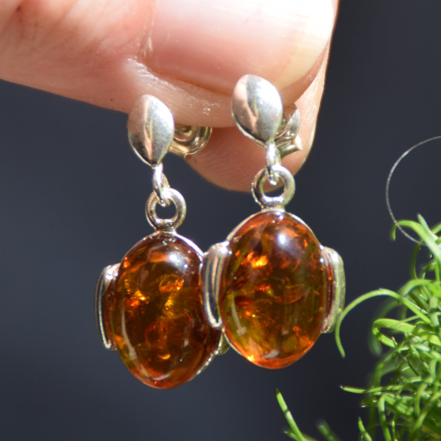 Classici orecchini pendenti con Ambra naturale color cognac e Argento 925, MJ Baltica, BK204