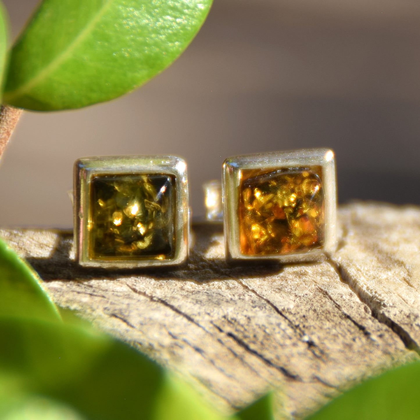 Essenziali orecchini quadrati creati con Ambra naturale di color verde e Argento 925, MJ Baltica, BK205
