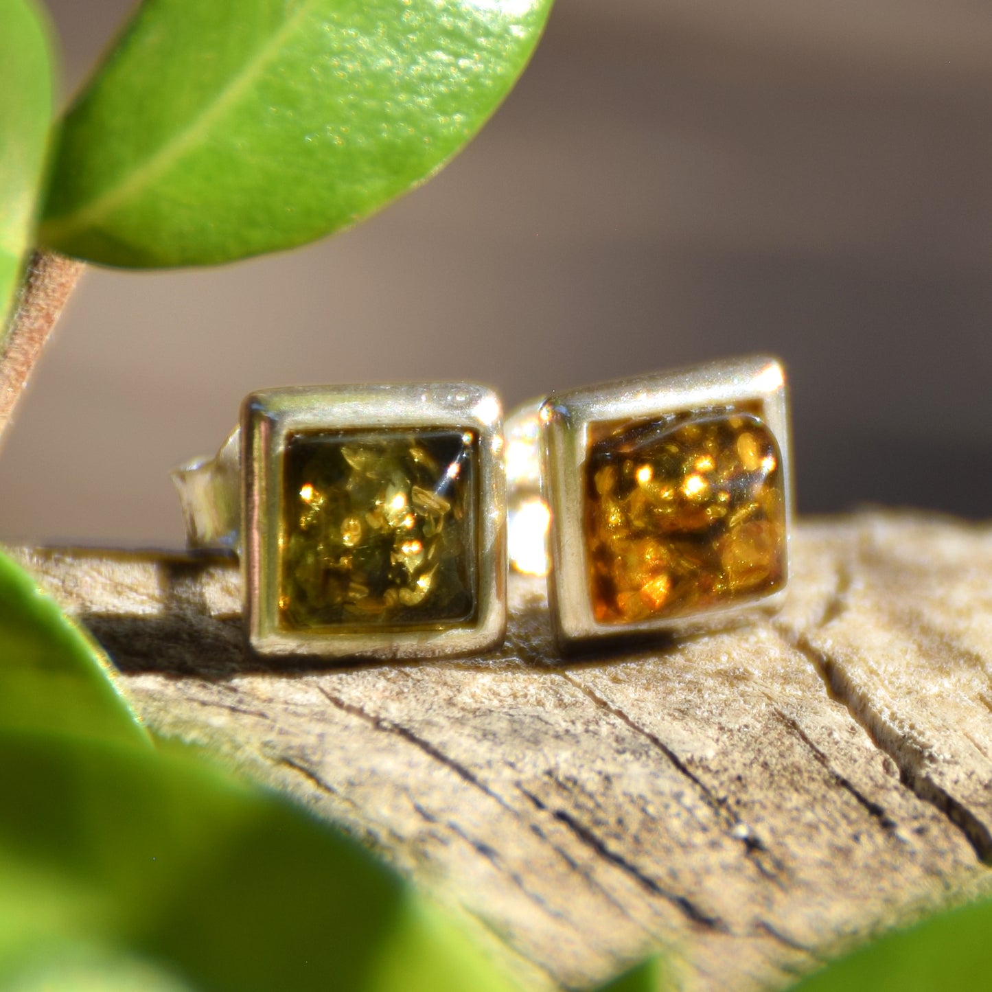 Essenziali orecchini quadrati creati con Ambra naturale di color verde e Argento 925, MJ Baltica, BK205
