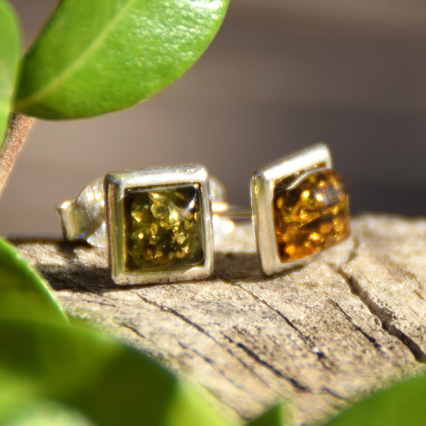 Essenziali orecchini quadrati creati con Ambra naturale di color verde e Argento 925, MJ Baltica, BK205