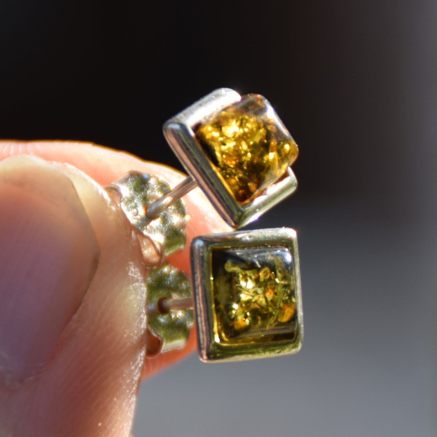 Essenziali orecchini quadrati creati con Ambra naturale di color verde e Argento 925, MJ Baltica, BK205