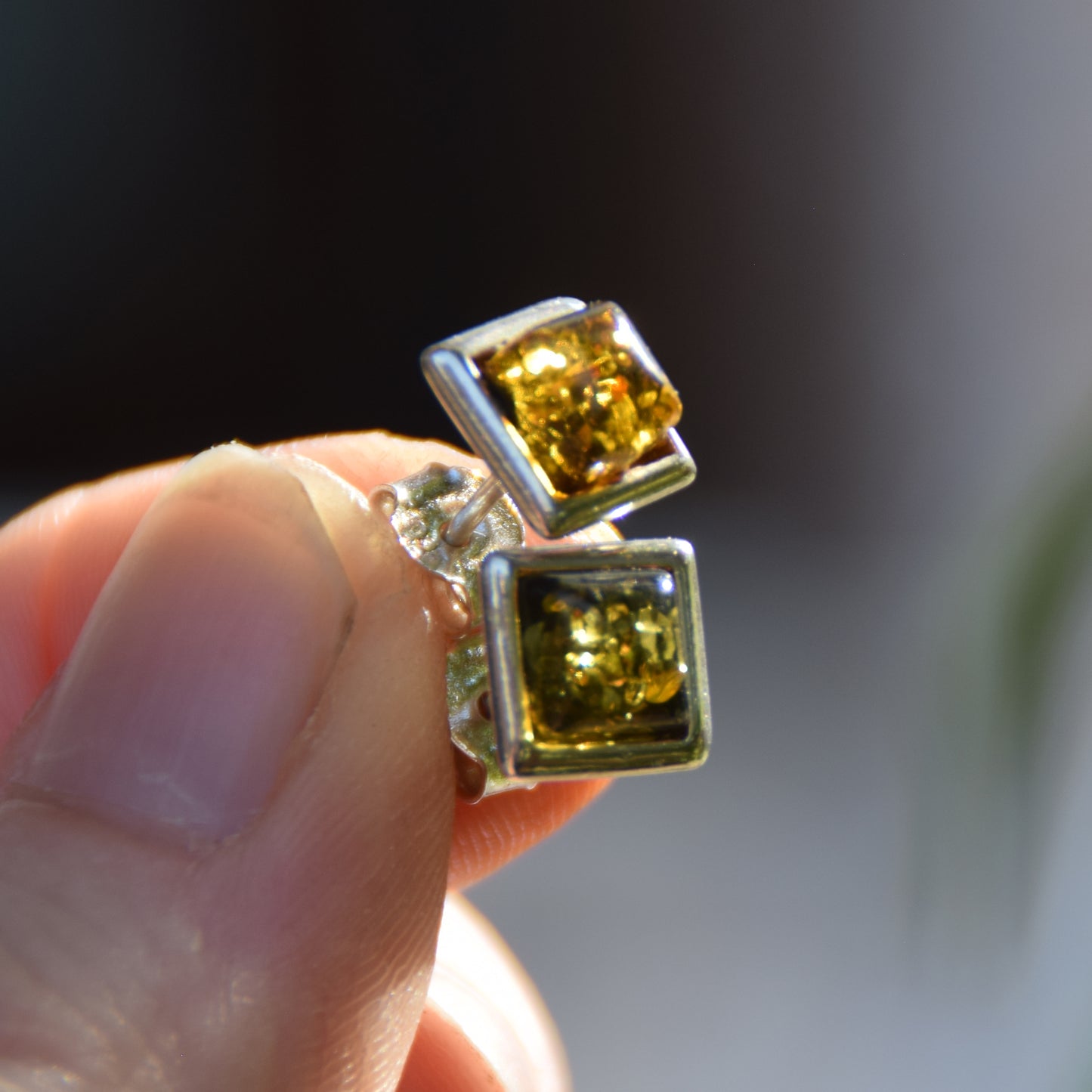 Essenziali orecchini quadrati creati con Ambra naturale di color verde e Argento 925, MJ Baltica, BK205