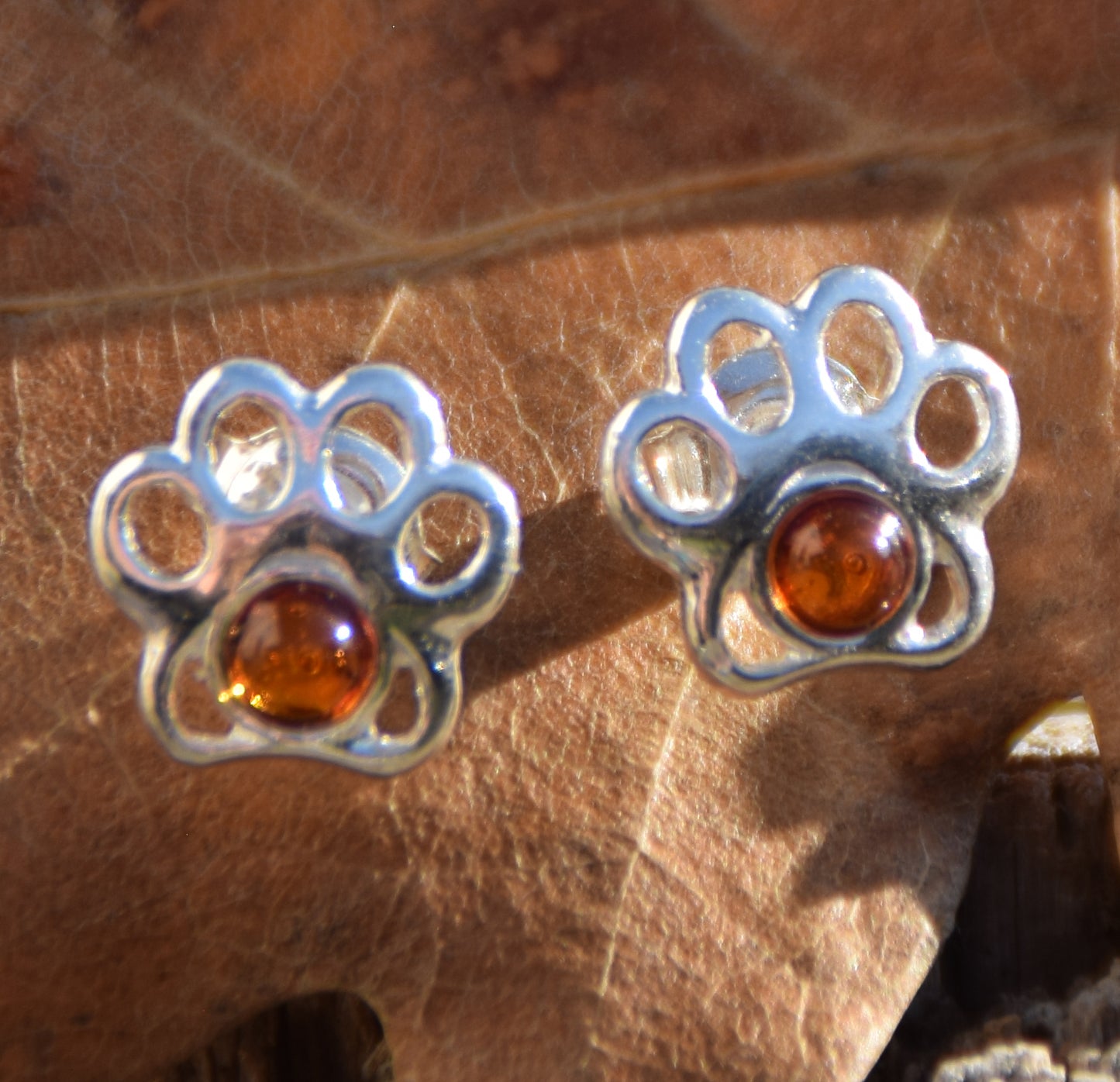 Delicate earrings with paw print in cognac-colored natural amber and 925 sterling silver, MJ Baltica, BK208