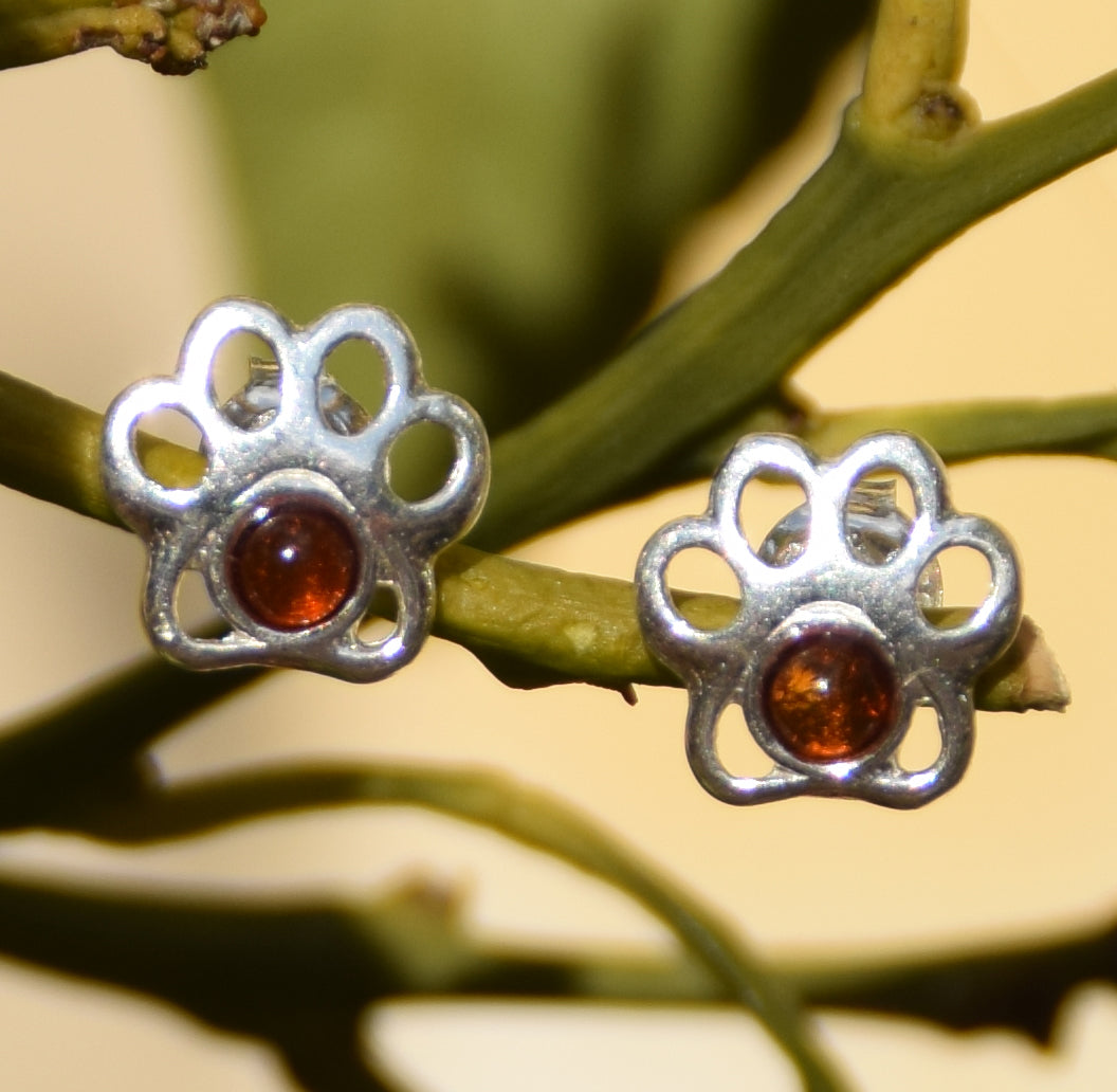 Delicate earrings with paw print in cognac-colored natural amber and 925 sterling silver, MJ Baltica, BK208