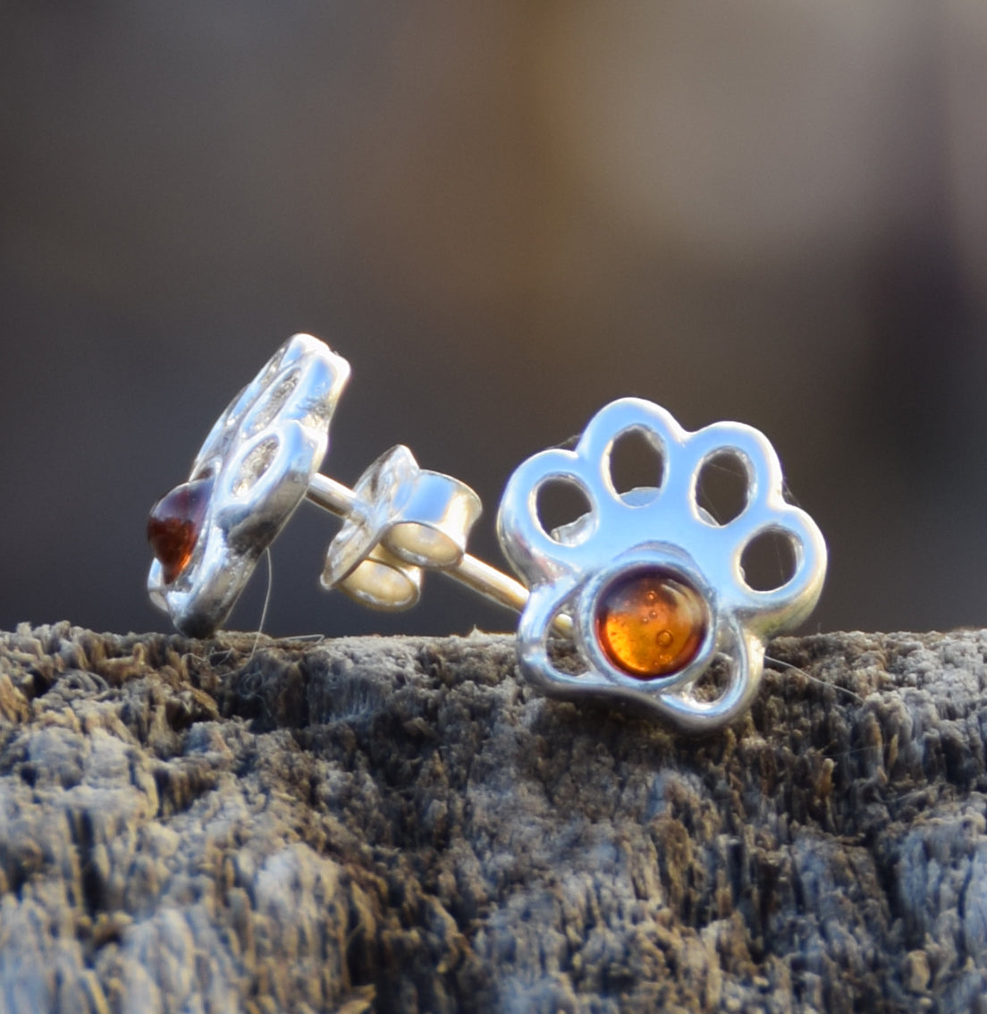 Delicate earrings with paw print in cognac-colored natural amber and 925 sterling silver, MJ Baltica, BK208