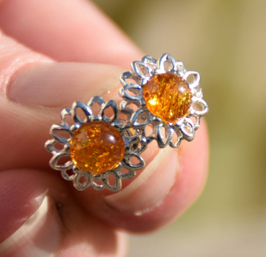 Flower-shaped stud earrings with natural cognac amber and 925 sterling silver, MJ Baltica, BK210