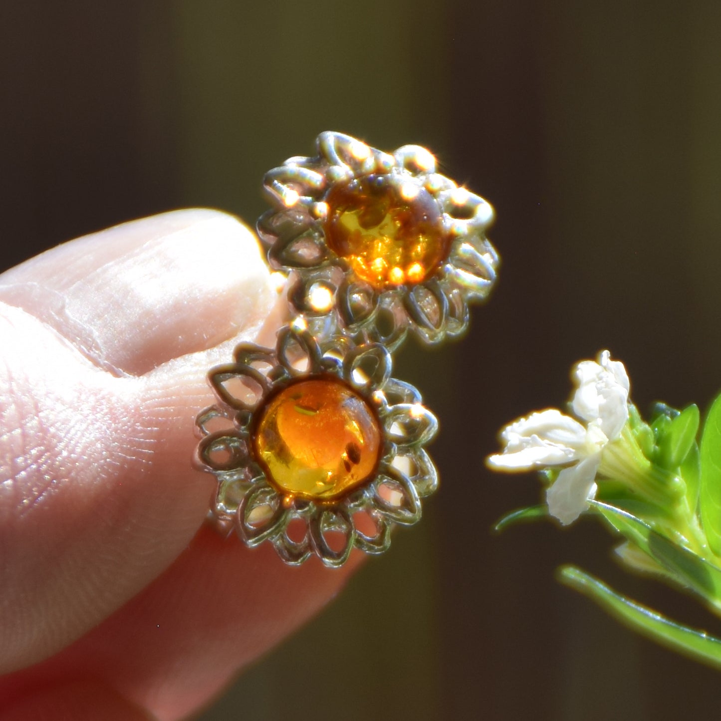Orecchini a lobo a forma di fiore con Ambra naturale color cognac e Argento 925, MJ Baltica, BK210