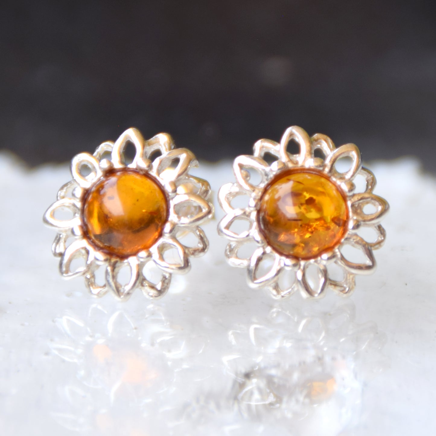 Orecchini a lobo a forma di fiore con Ambra naturale color cognac e Argento 925, MJ Baltica, BK210