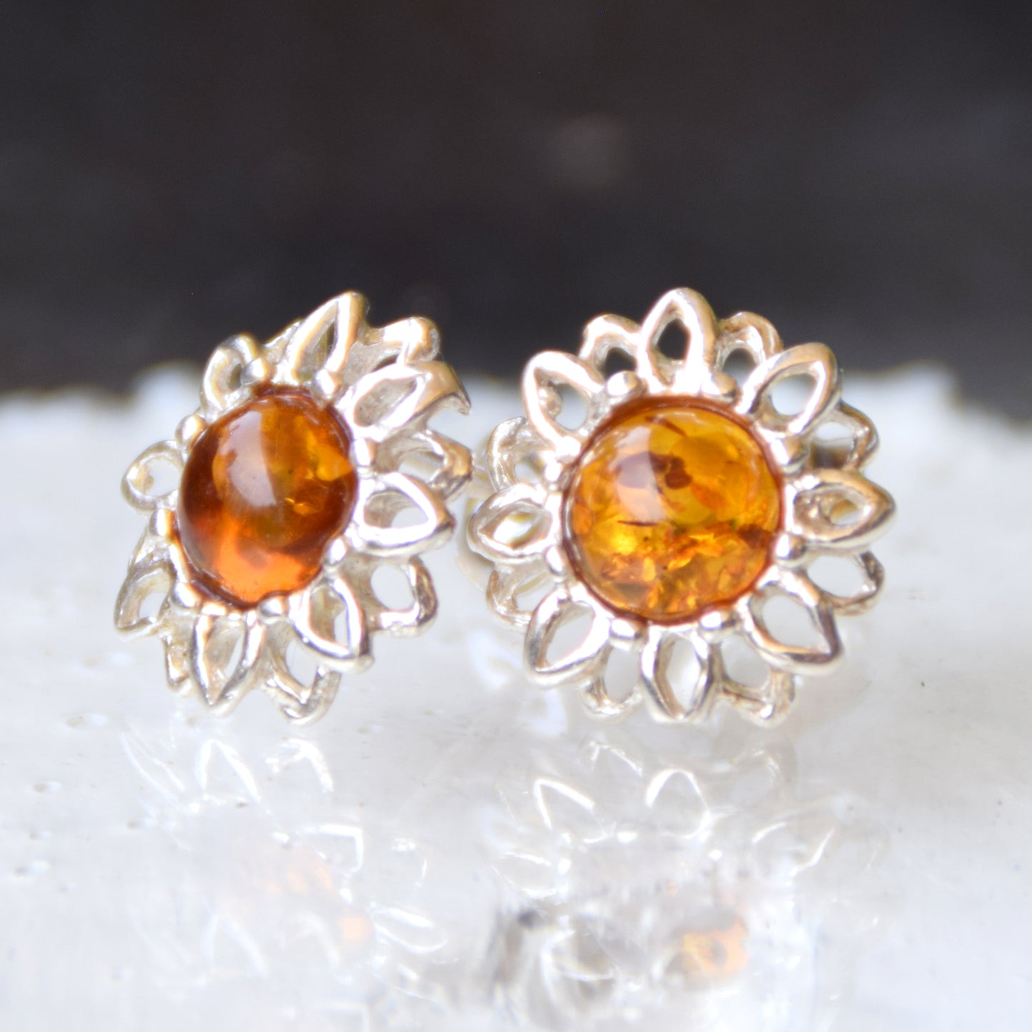 Orecchini a lobo a forma di fiore con Ambra naturale color cognac e Argento 925, MJ Baltica, BK210