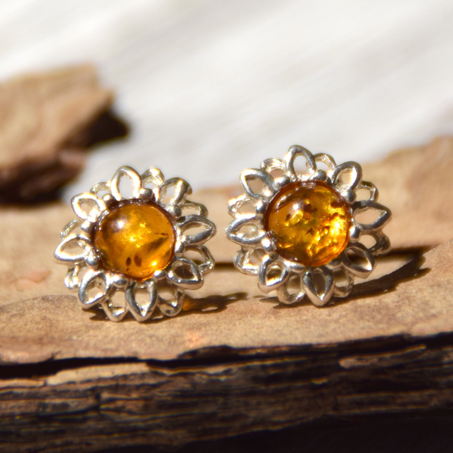 Orecchini a lobo a forma di fiore con Ambra naturale color cognac e Argento 925, MJ Baltica, BK210