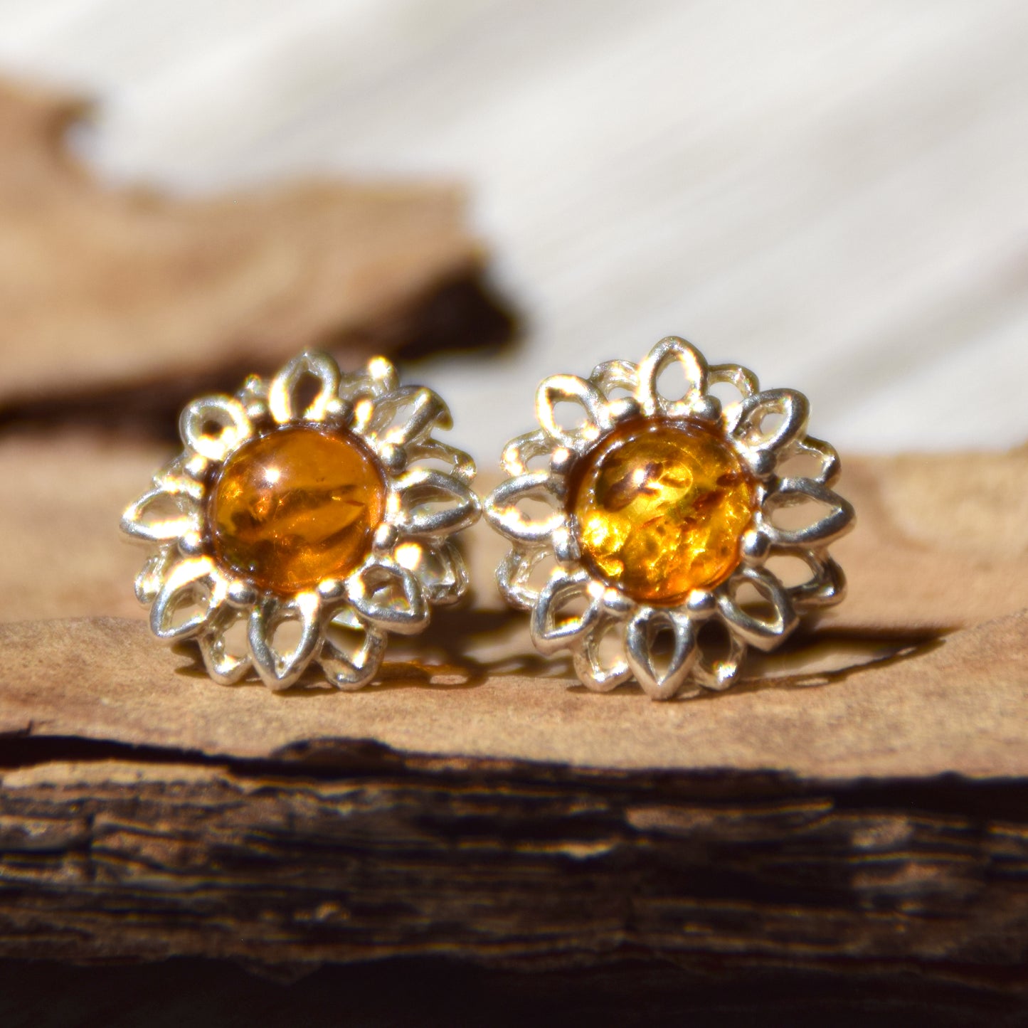 Orecchini a lobo a forma di fiore con Ambra naturale color cognac e Argento 925, MJ Baltica, BK210