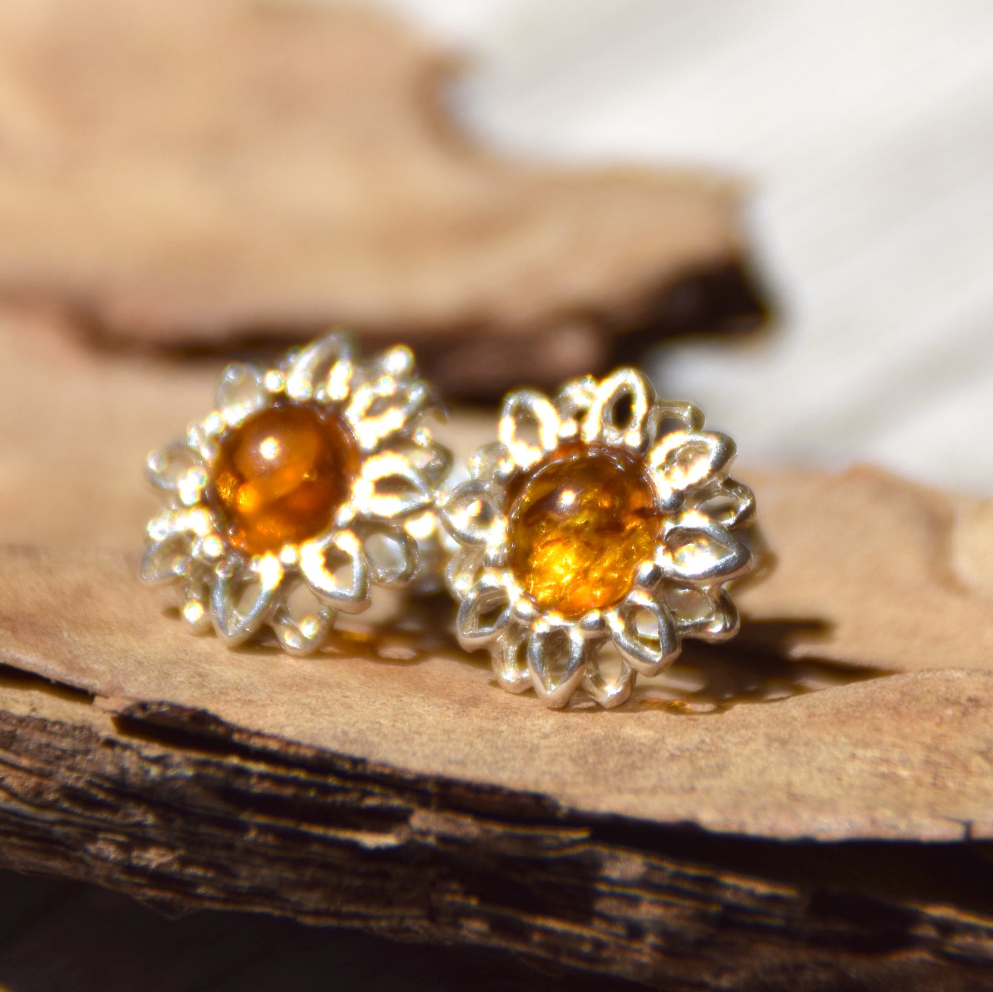 Orecchini a lobo a forma di fiore con Ambra naturale color cognac e Argento 925, MJ Baltica, BK210