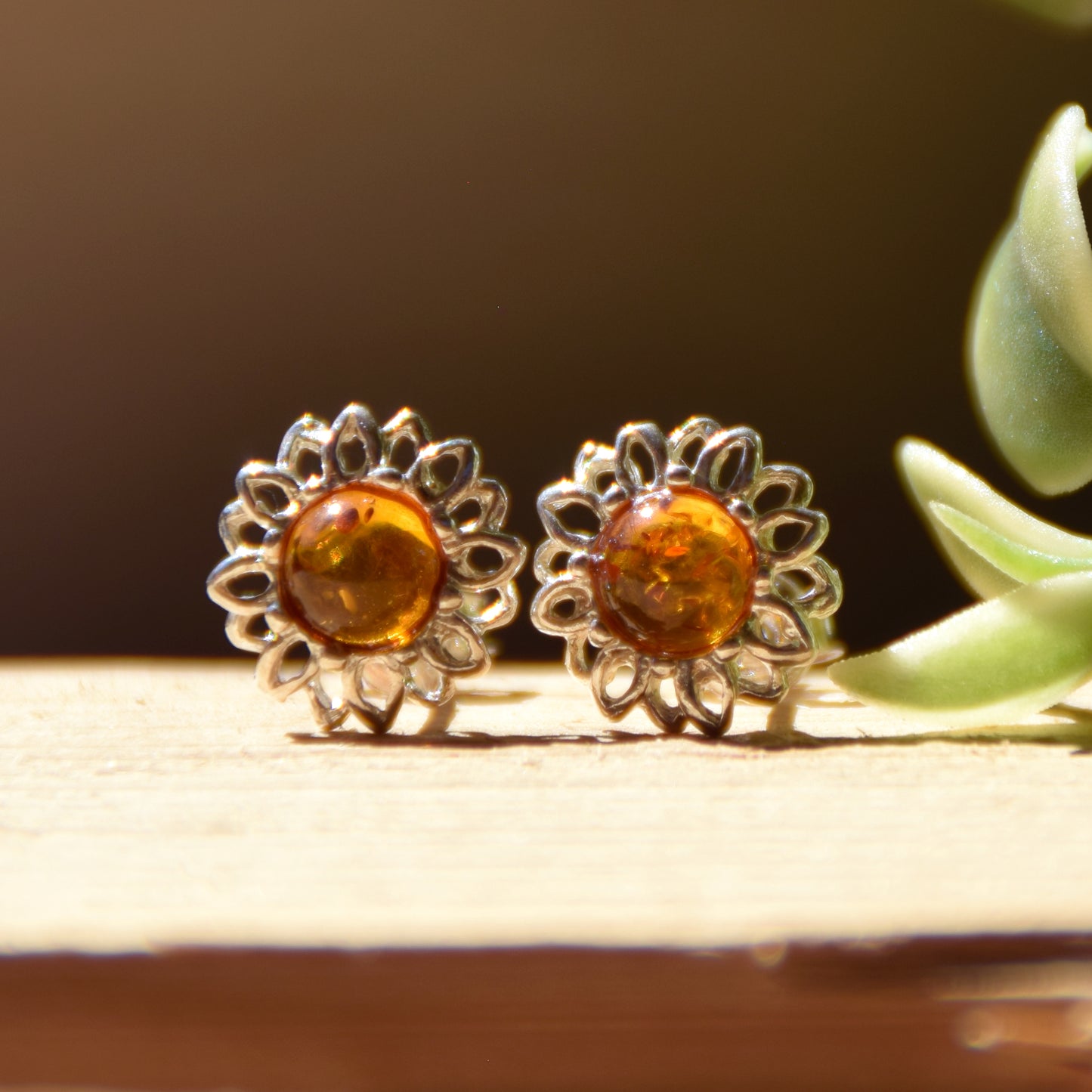 Orecchini a lobo a forma di fiore con Ambra naturale color cognac e Argento 925, MJ Baltica, BK210
