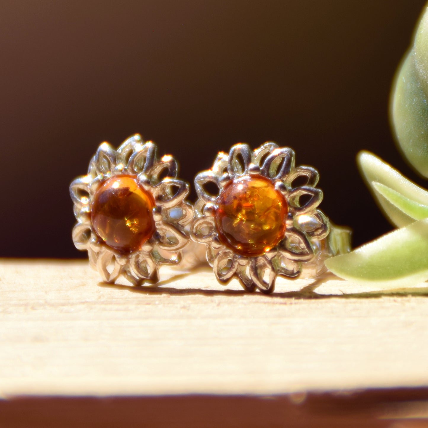 Orecchini a lobo a forma di fiore con Ambra naturale color cognac e Argento 925, MJ Baltica, BK210