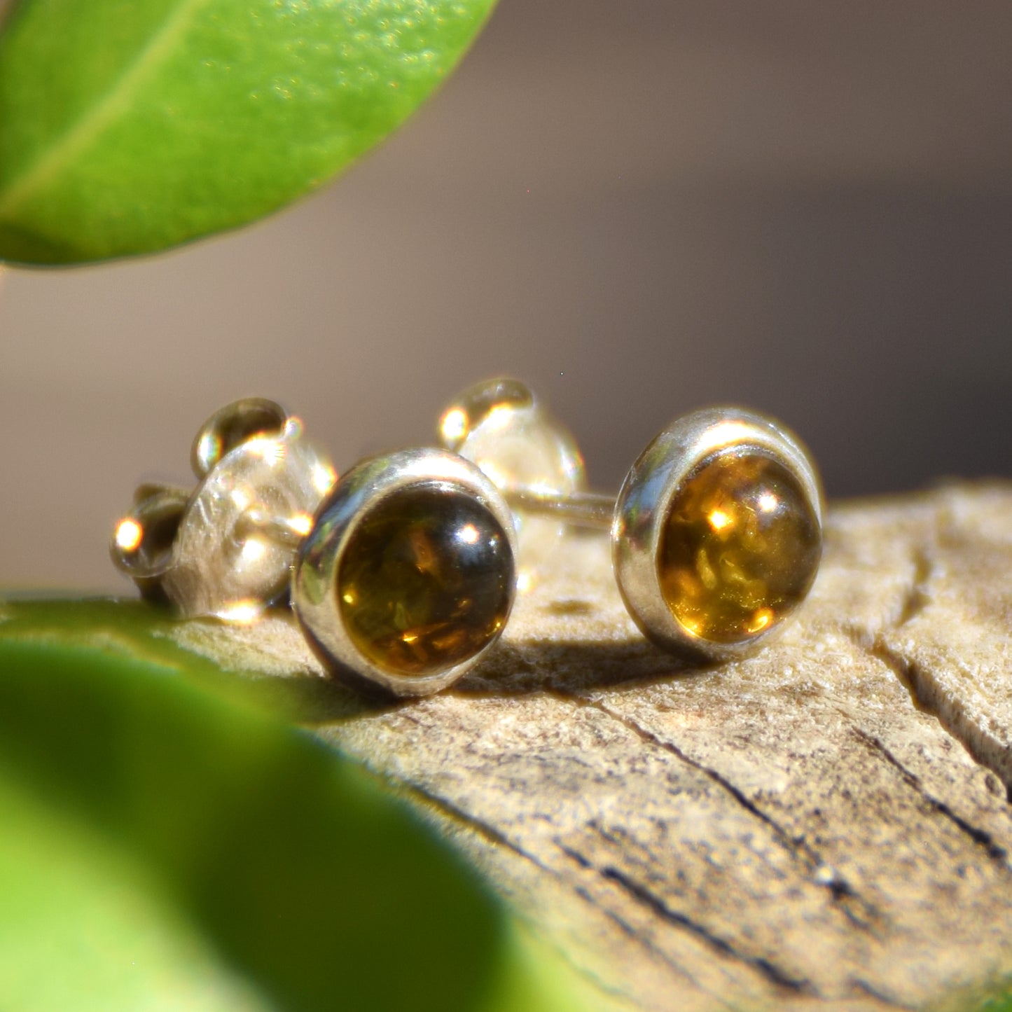 Essenziali orecchini tondi creati con Ambra naturale di color verde e Argento 925, MJ Baltica, BK212