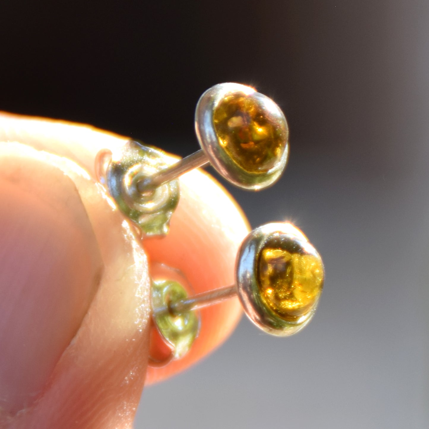 Essenziali orecchini tondi creati con Ambra naturale di color verde e Argento 925, MJ Baltica, BK212