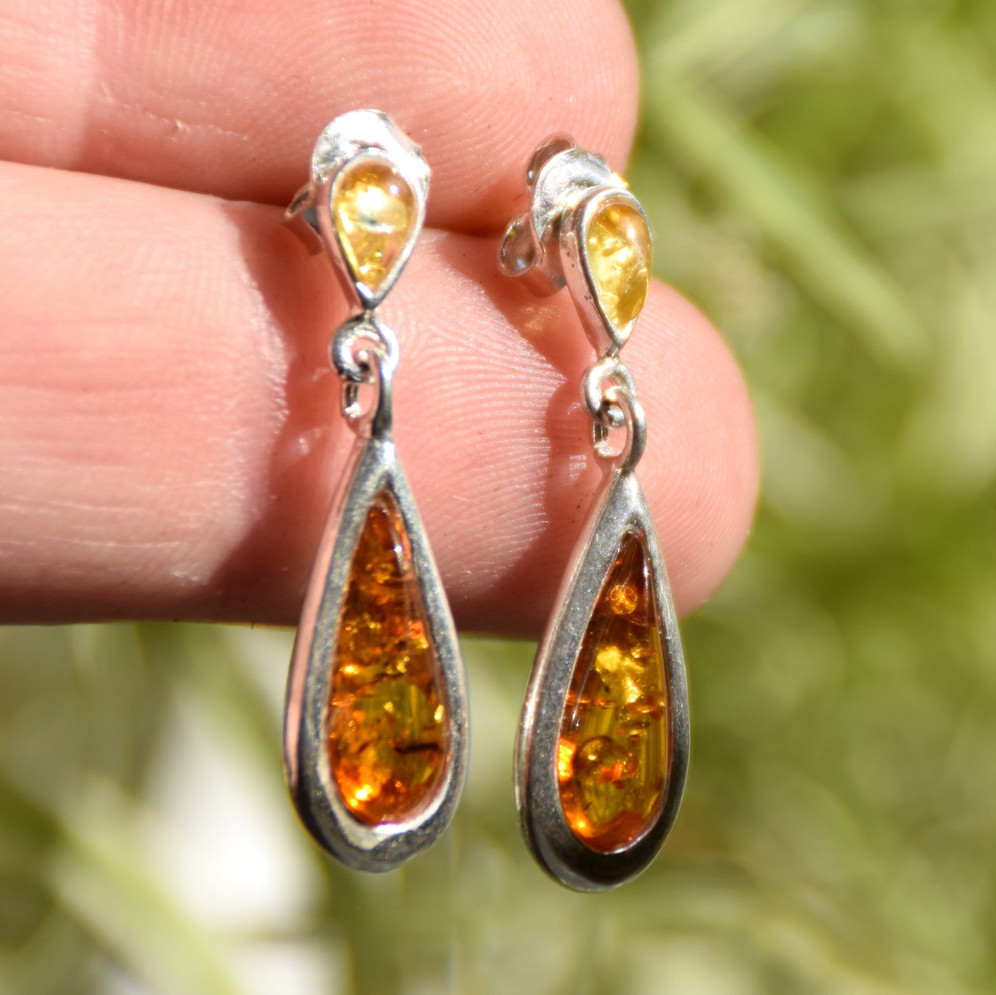Delicati orecchini pendenti con goccia di Ambra naturale color cognac e Argento 925, MJ Baltica, BK220