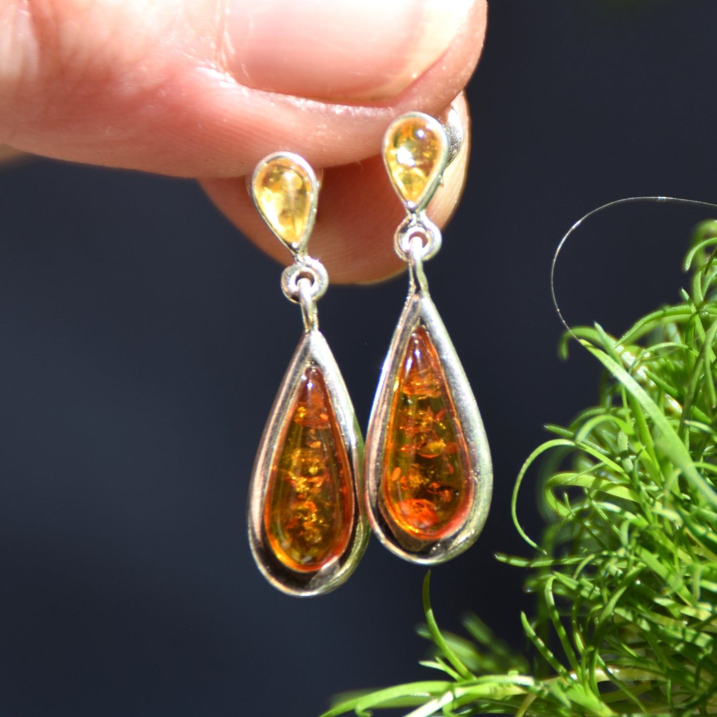 Delicati orecchini pendenti con goccia di Ambra naturale color cognac e Argento 925, MJ Baltica, BK220