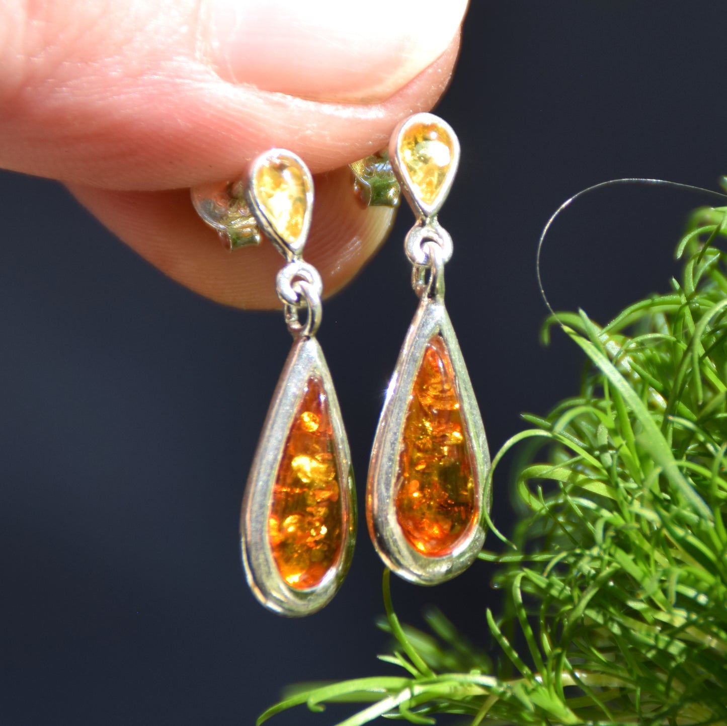 Delicati orecchini pendenti con goccia di Ambra naturale color cognac e Argento 925, MJ Baltica, BK220