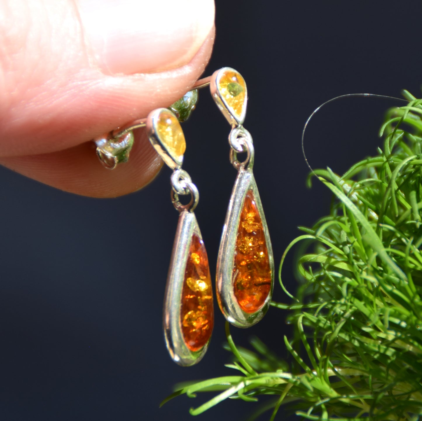 Delicati orecchini pendenti con goccia di Ambra naturale color cognac e Argento 925, MJ Baltica, BK220