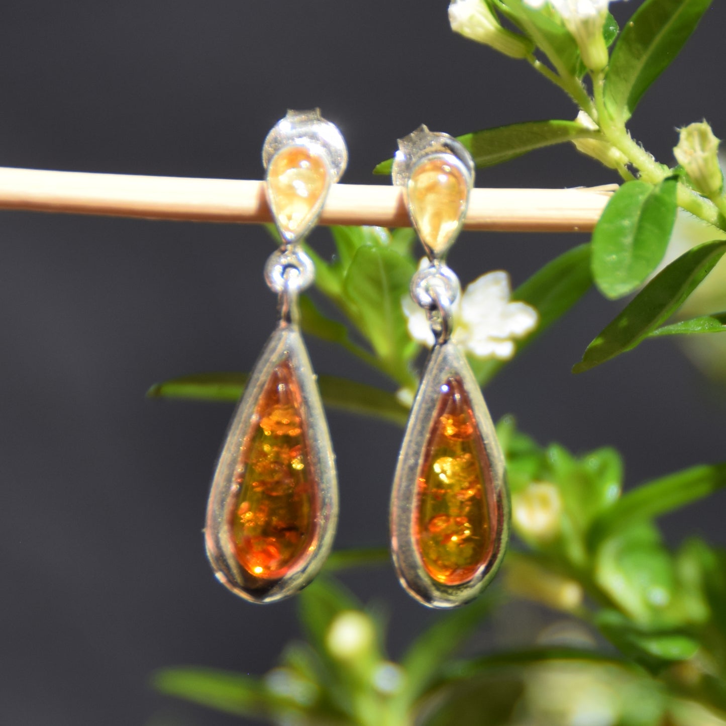 Delicati orecchini pendenti con goccia di Ambra naturale color cognac e Argento 925, MJ Baltica, BK220