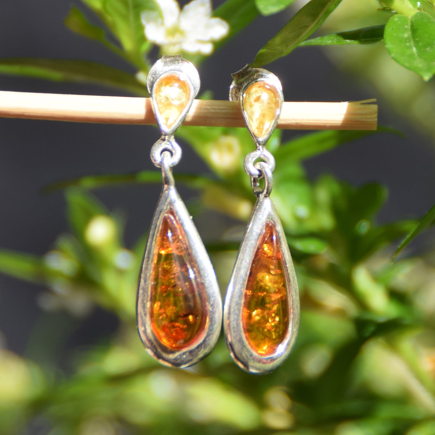Delicati orecchini pendenti con goccia di Ambra naturale color cognac e Argento 925, MJ Baltica, BK220