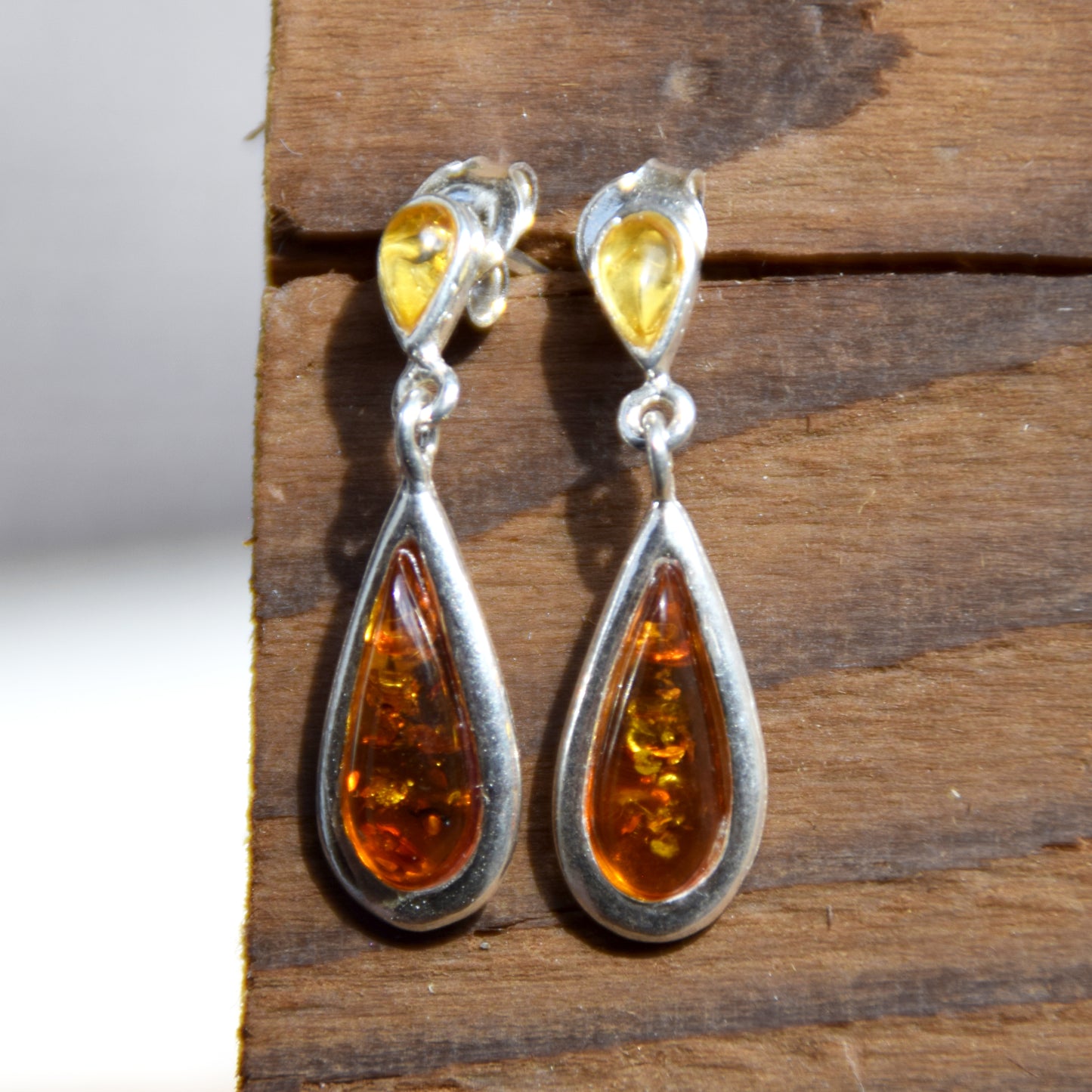 Delicati orecchini pendenti con goccia di Ambra naturale color cognac e Argento 925, MJ Baltica, BK220