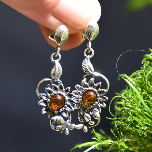 Vintage-style earrings with a daisy flower made of natural cognac amber and 925 sterling silver, MJ Baltica, BK222