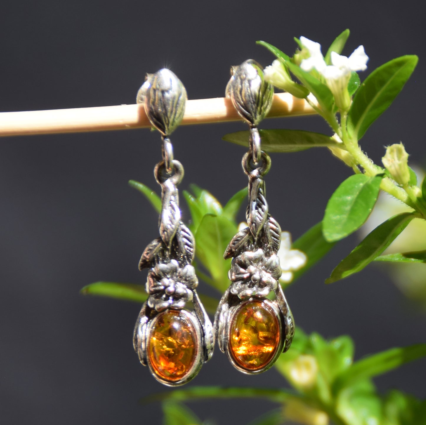 Klassische Ohrringe im Vintage-Stil mit natürlichem Cognac-farbenem Bernstein und 925er Silber, MJ Baltica, BK224