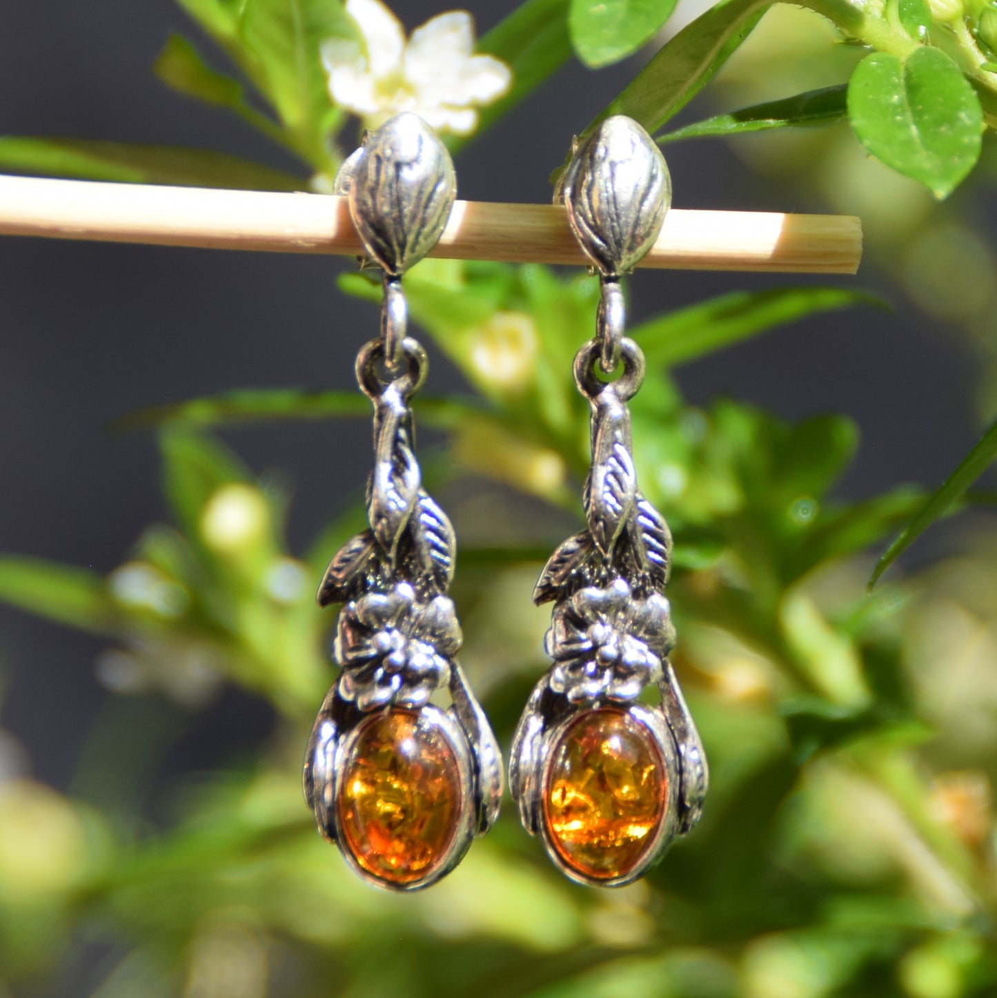 Klassische Ohrringe im Vintage-Stil mit natürlichem Cognac-farbenem Bernstein und 925er Silber, MJ Baltica, BK224