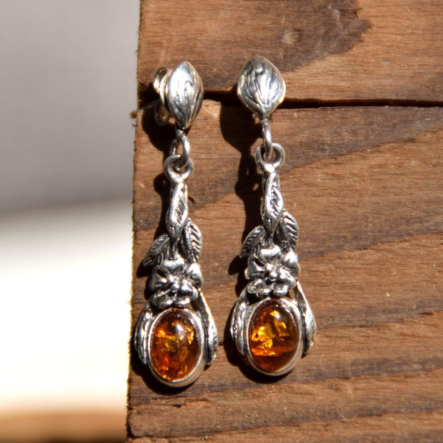 Klassische Ohrringe im Vintage-Stil mit natürlichem Cognac-farbenem Bernstein und 925er Silber, MJ Baltica, BK224