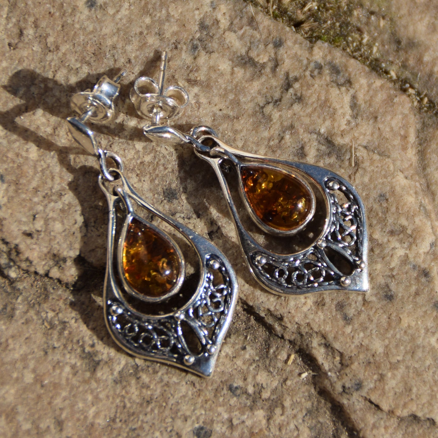 Classici orecchini pendenti di stile orientale con goccia di Ambra naturale color cognac e Argento 925, MJ Baltica, BK228