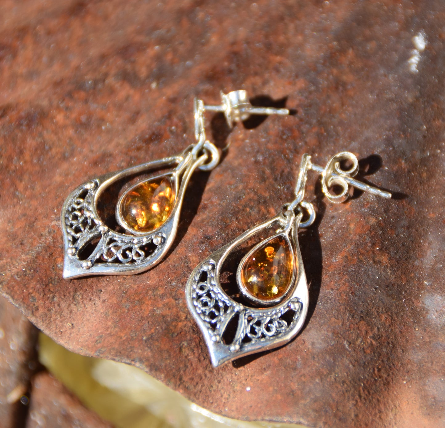Classici orecchini pendenti di stile orientale con goccia di Ambra naturale color cognac e Argento 925, MJ Baltica, BK228
