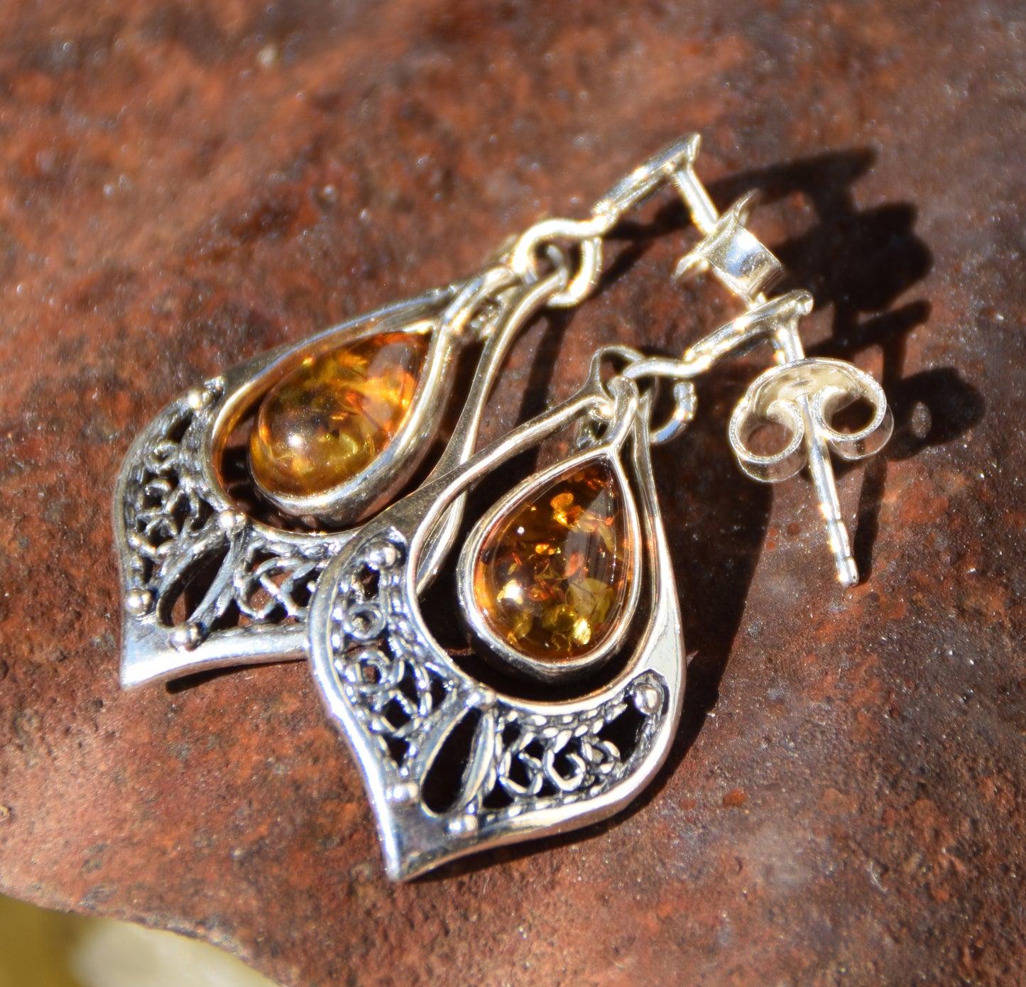 Classici orecchini pendenti di stile orientale con goccia di Ambra naturale color cognac e Argento 925, MJ Baltica, BK228