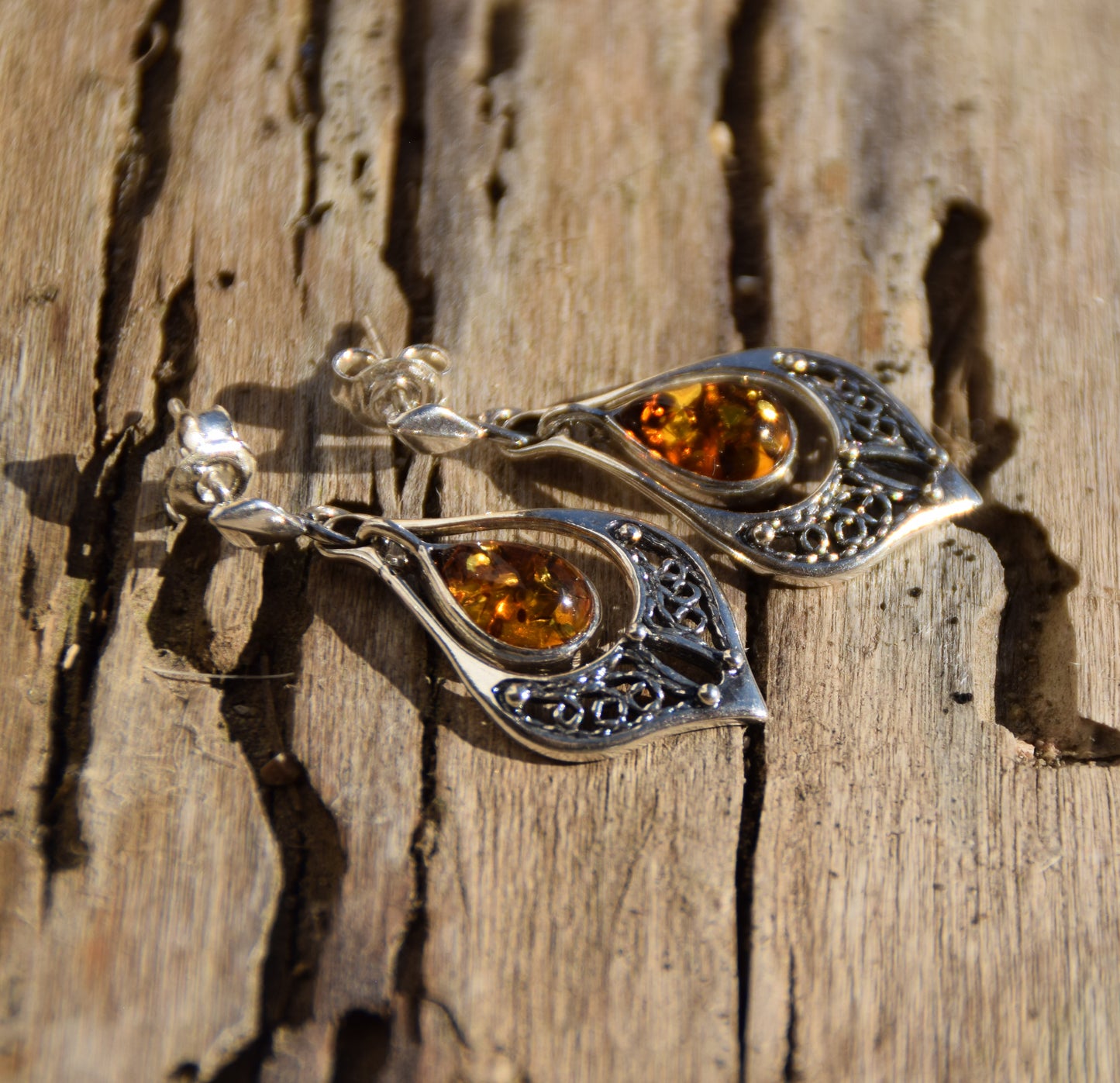 Classici orecchini pendenti di stile orientale con goccia di Ambra naturale color cognac e Argento 925, MJ Baltica, BK228