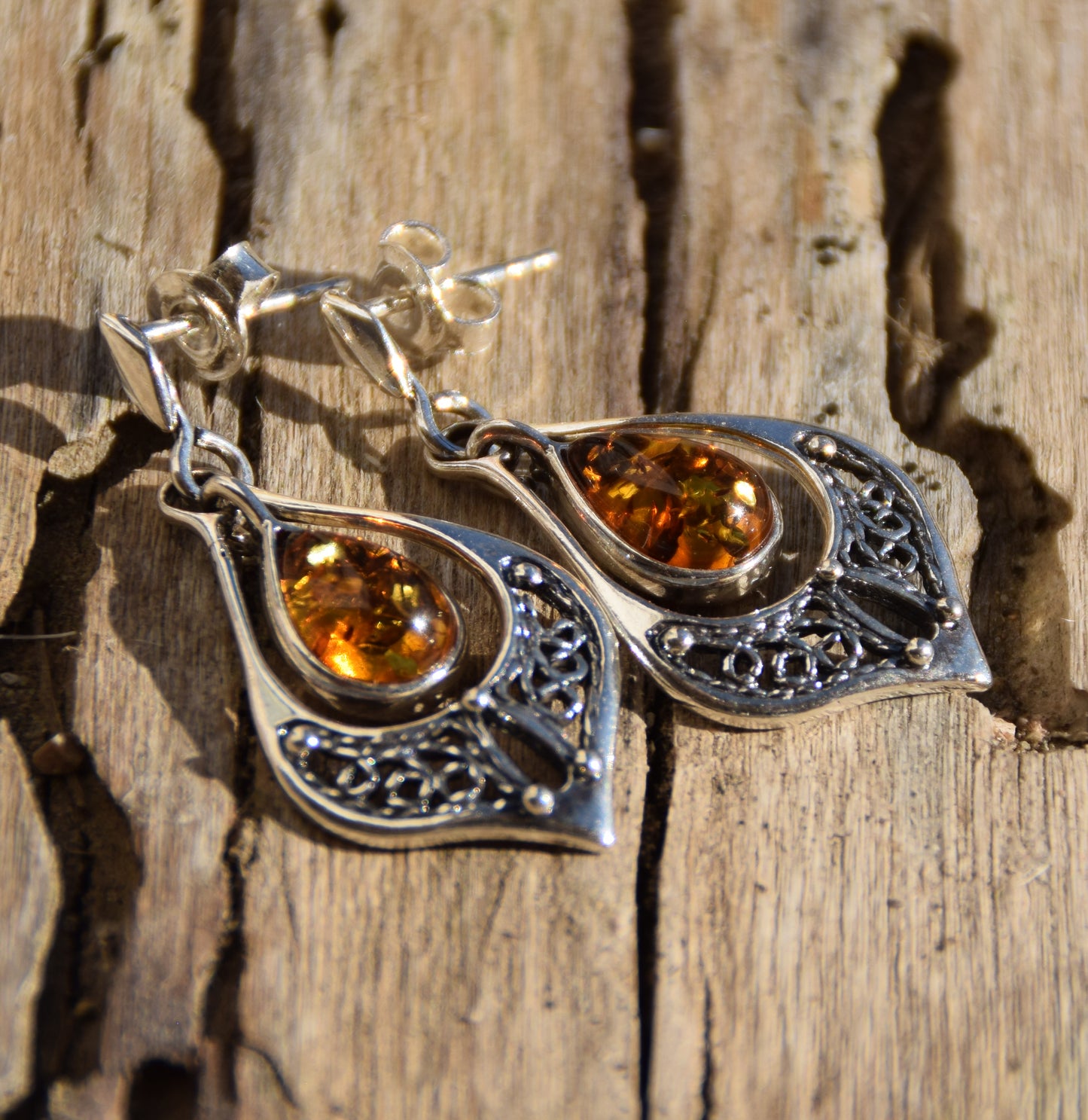 Classici orecchini pendenti di stile orientale con goccia di Ambra naturale color cognac e Argento 925, MJ Baltica, BK228