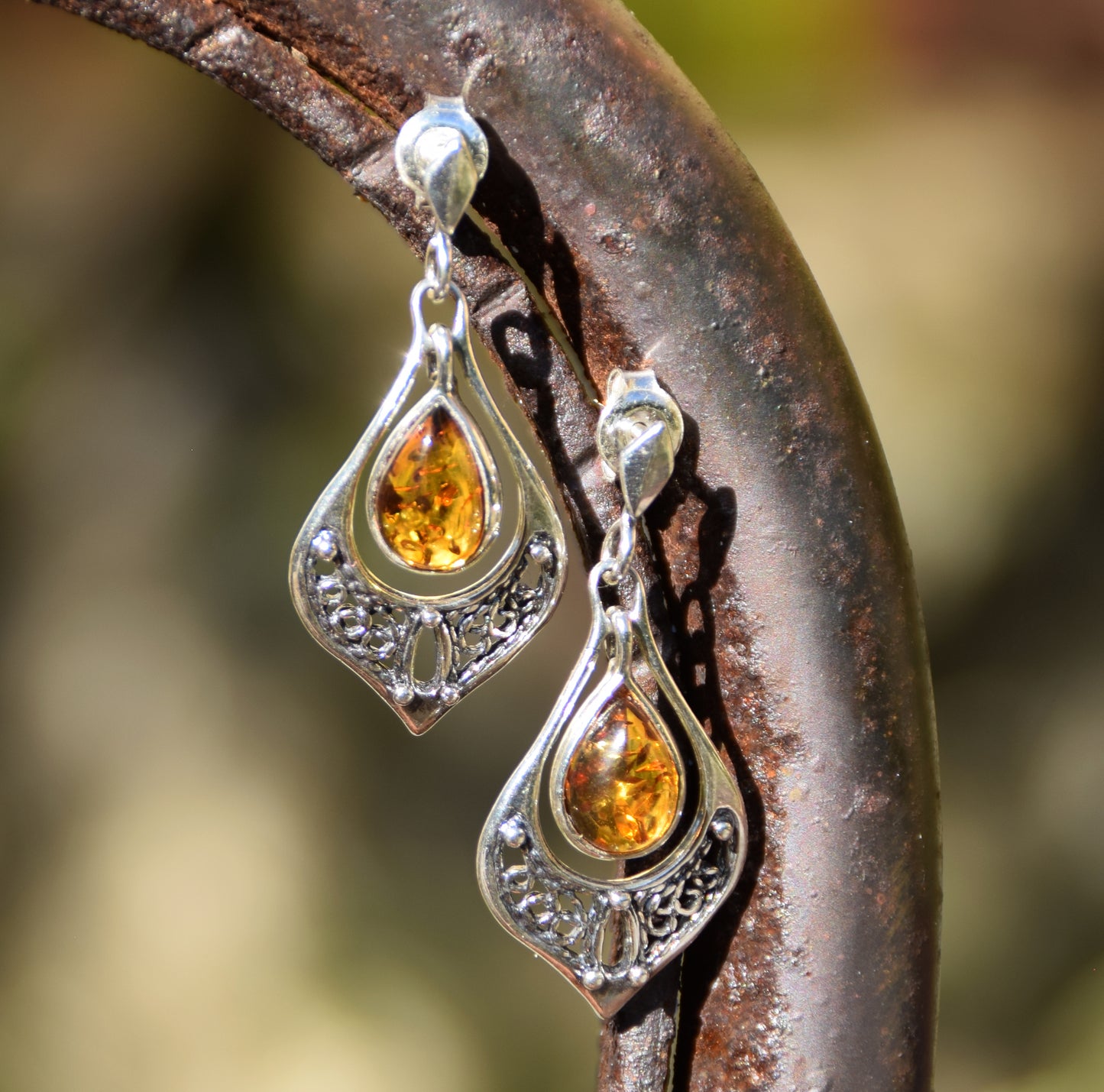 Classici orecchini pendenti di stile orientale con goccia di Ambra naturale color cognac e Argento 925, MJ Baltica, BK228